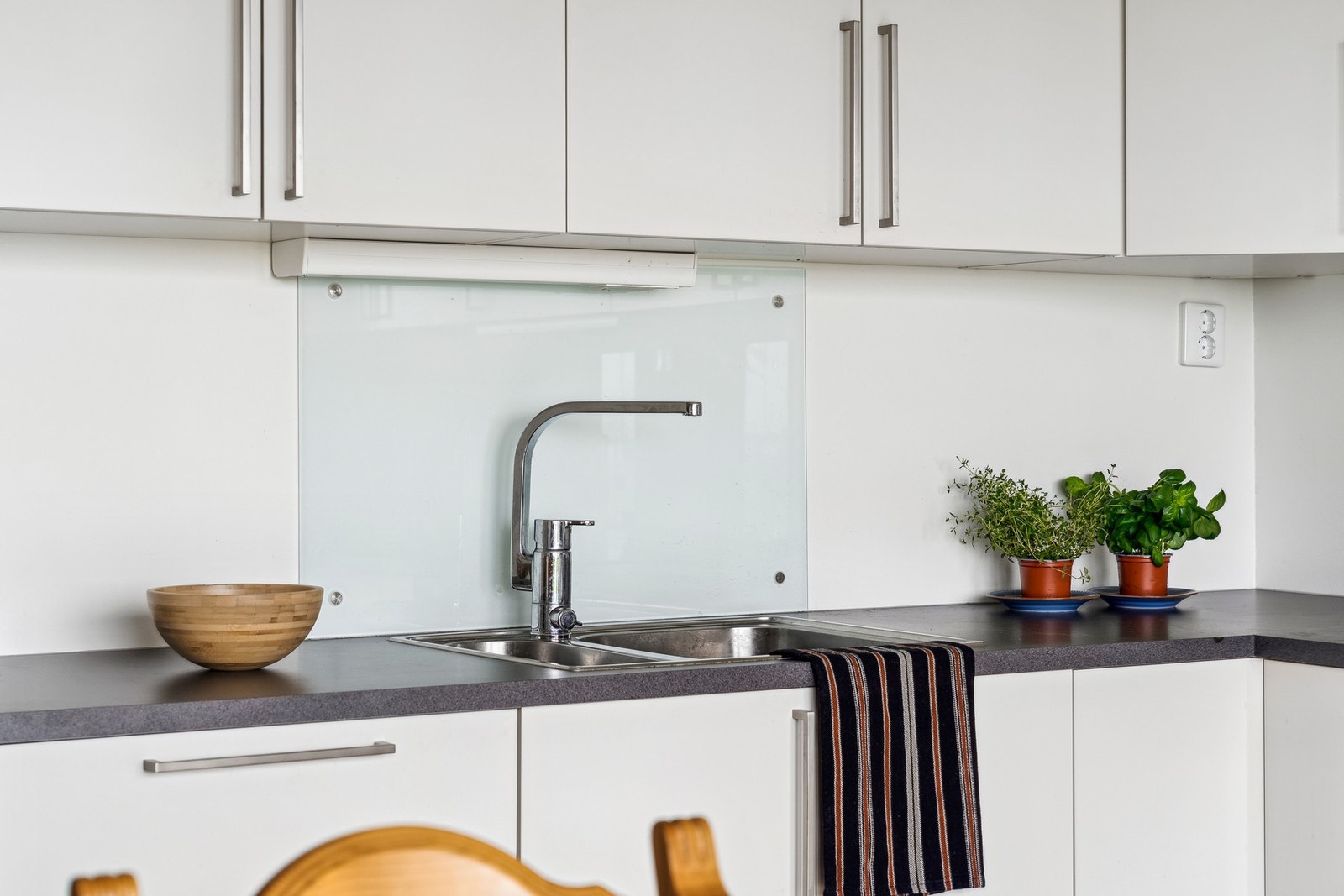 Kjøkkenet er godt utbygget med skap, skuff og benkeplass. Galleribilde