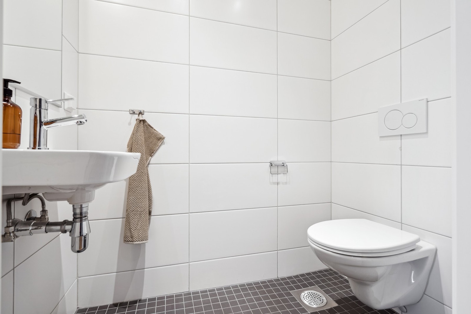 Praktisk separat toalettrom. Toalettrommet er utstyrt med blant annet flislagt gulv med varme og vegghengt toalett. Galleribilde