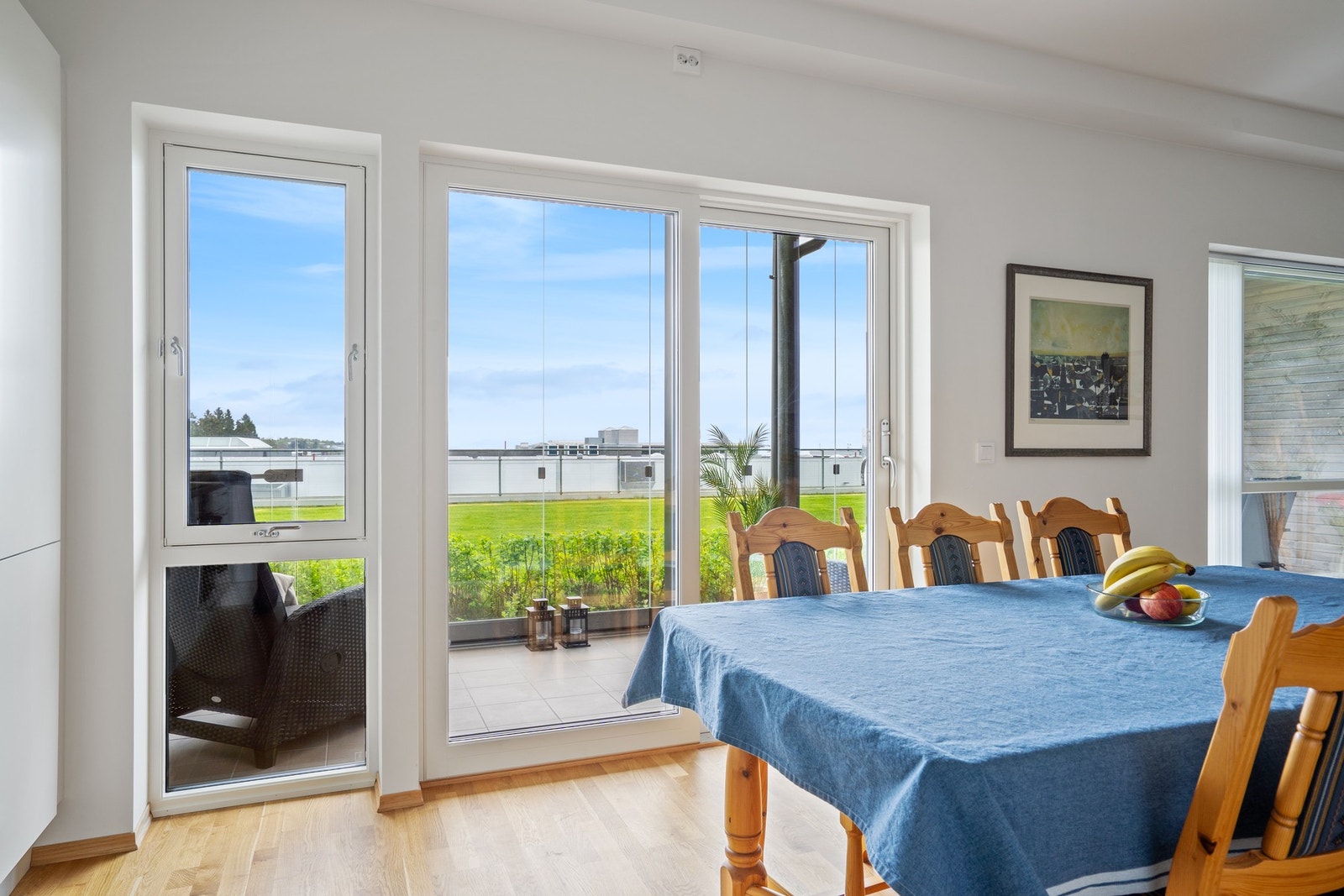 Fra stuen er det utgang til en innglasset balkong som måler 14 kvm. Galleribilde