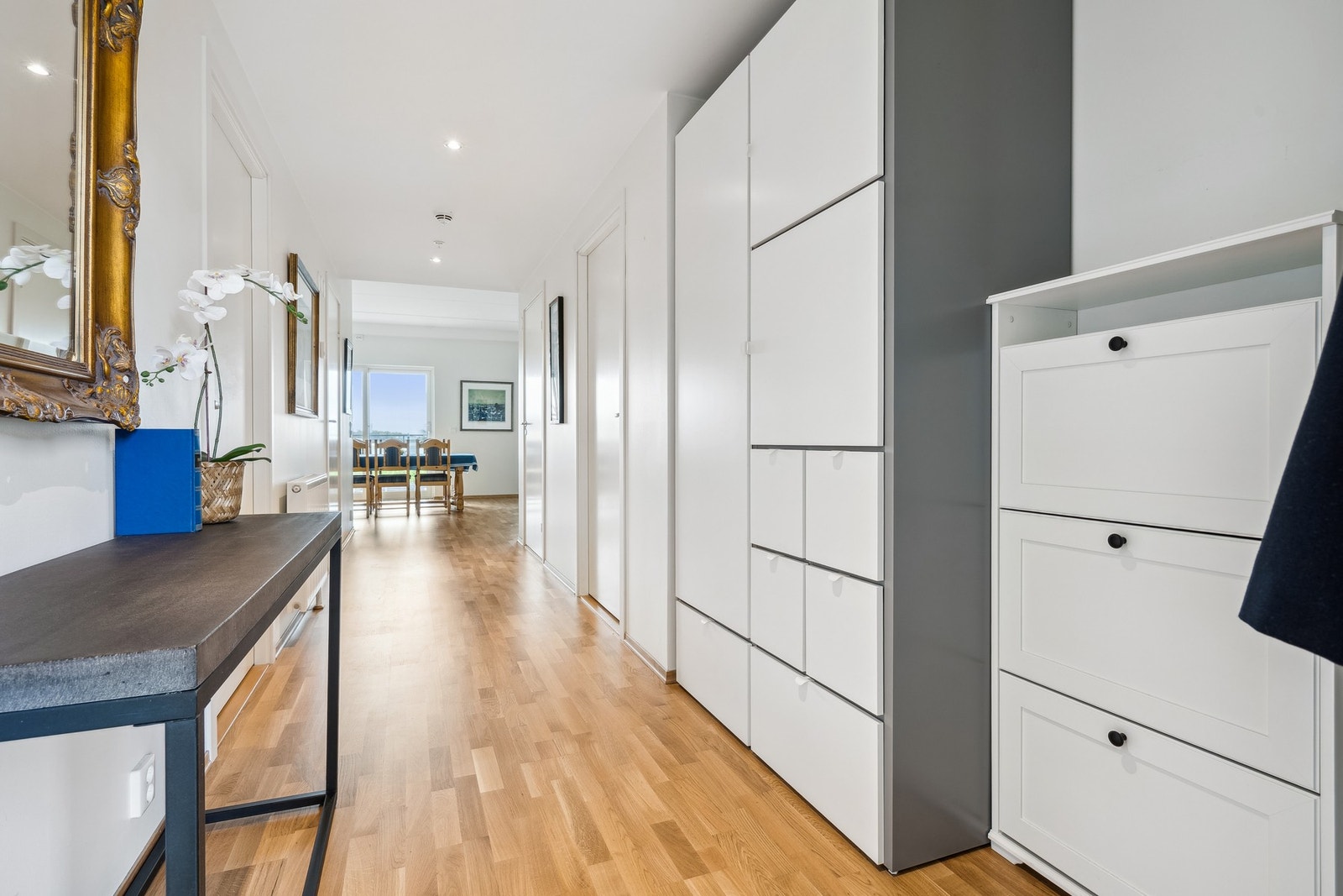 Velkommen inn! Entréen er malt i lyse farger og har rikelig med oppbevaringsplass. Galleribilde