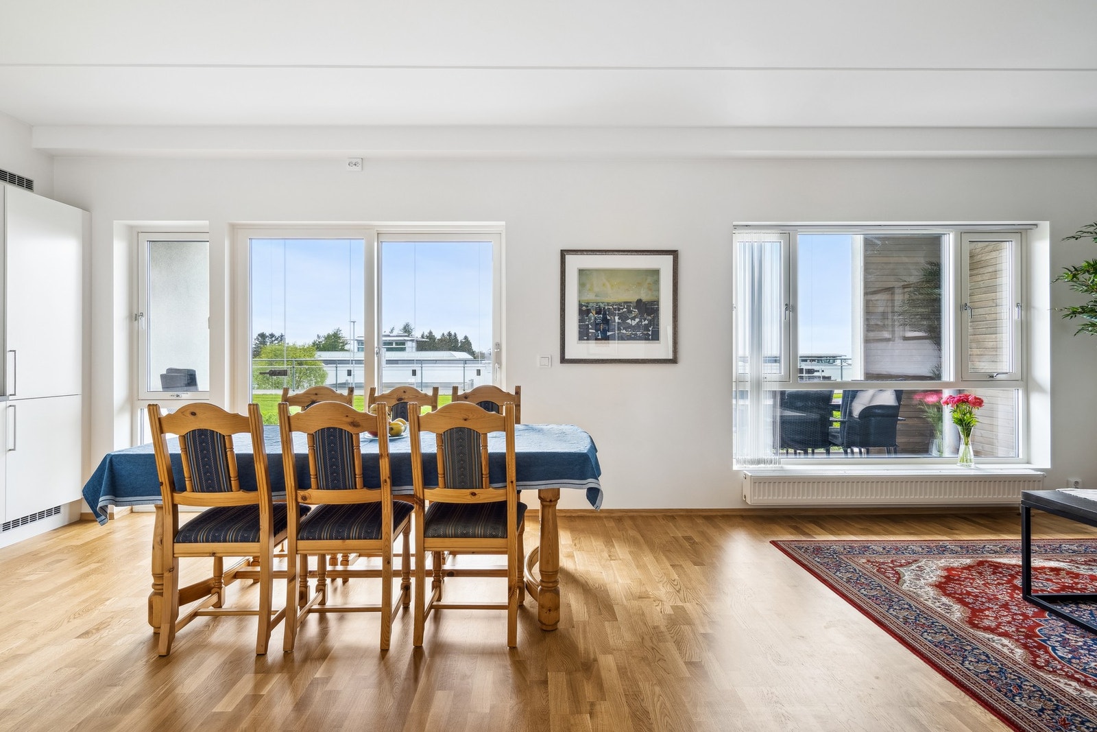 De store vindusflatene gir masse naturlig lysinnslipp. Galleribilde