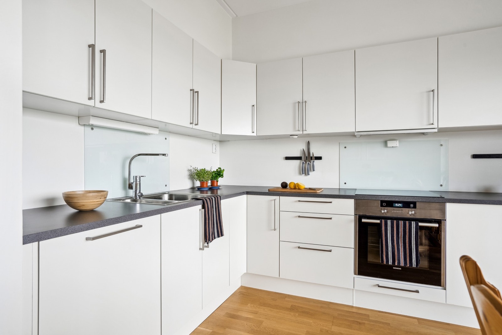 Kjøkkenet har integrerte hvitevarer som stekeovn, platetopp, oppvaskmaskin og kjøleskap med fryser. Galleribilde