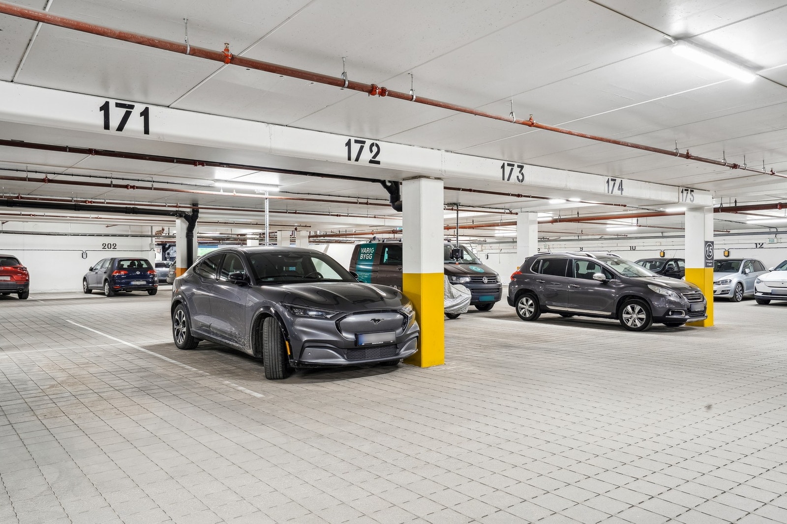 Parkeringsplass med lader medfølger ved kjøp av seksjonen. Galleribilde