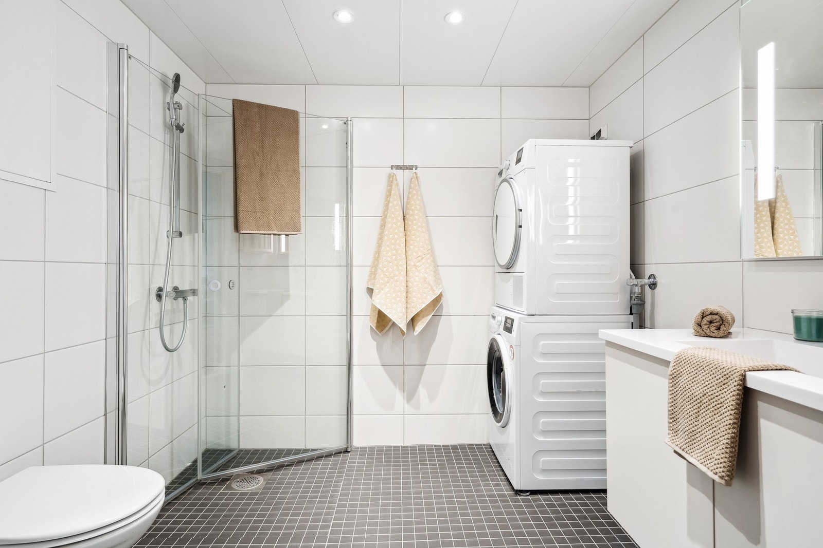 Flott flislagt bad med gulvvarme og opplegg for vaskemaskin. Baderommet måler 5,5 kvm. Galleribilde