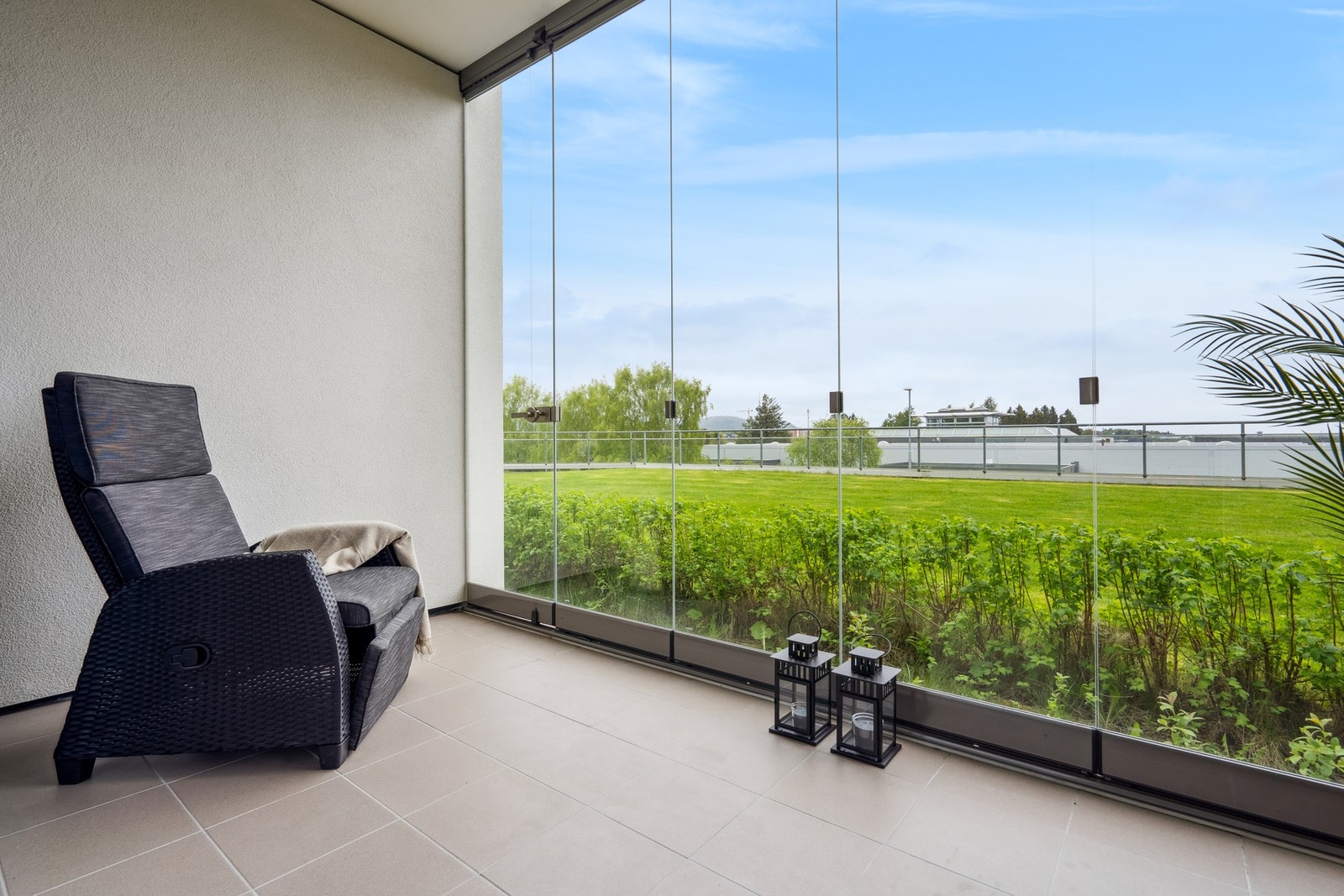 Balkongen blir en naturlig forlengelse av stuen på varme sommerdager. Galleribilde