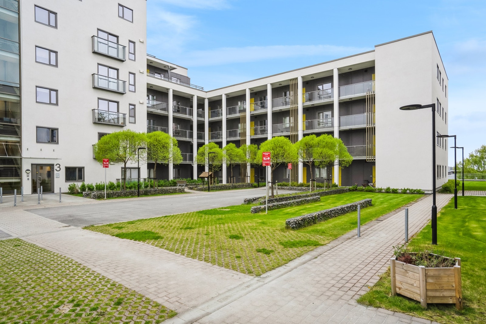 Denne lyse og fine 3-roms selveierleiligheten befinner seg i byggets 1. etasje. Galleribilde