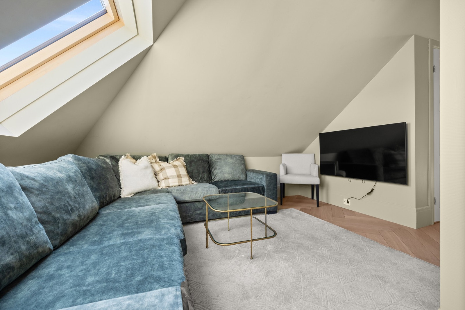 Her er det god plass til lounge og tv. Galleribilde