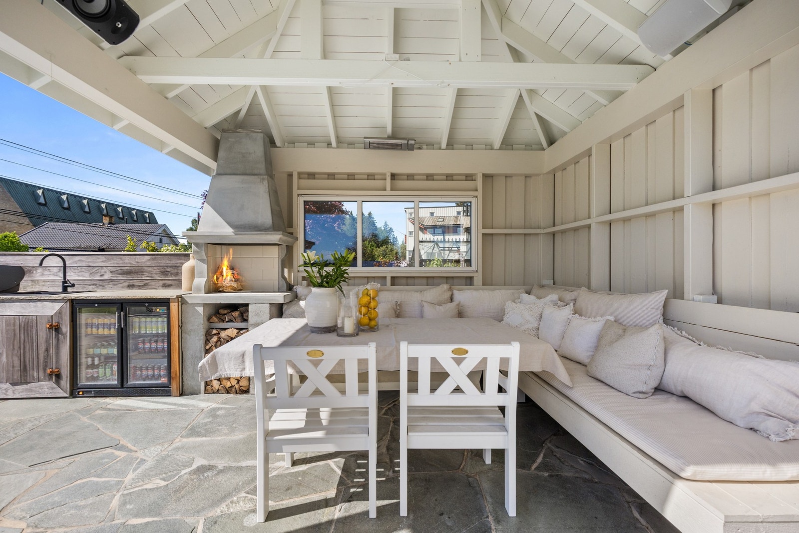 Her er det en pent opparbeidet lounge og bord med plass til flere stoler. Galleribilde