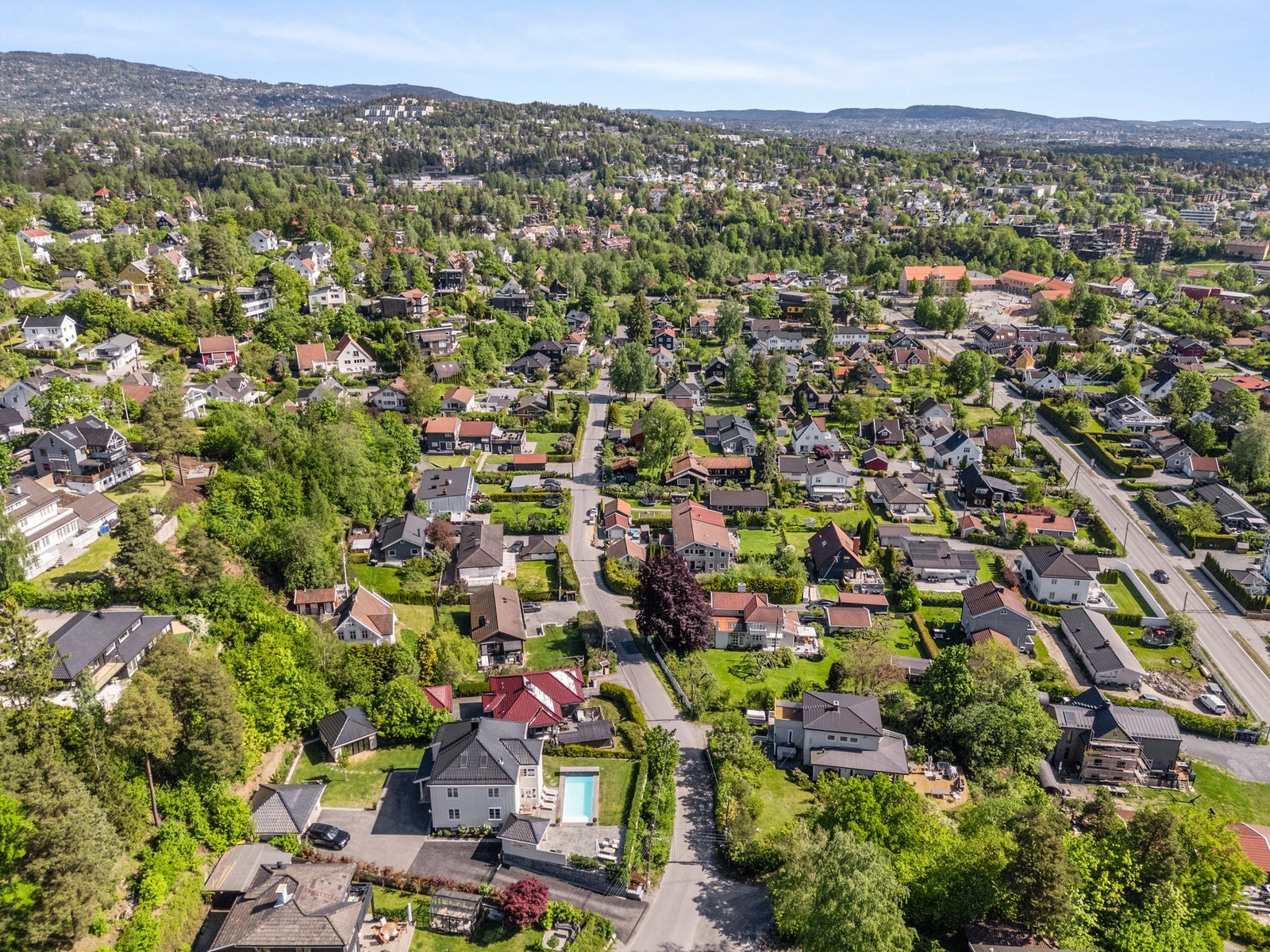 Samtidig sentralt i randsonen mot Oslo med kort gange til nærmeste bussholdeplass, kort gange til T-bane og trikk på Jar i retning Majorstuen og til Stabekk togstasjon. Galleribilde