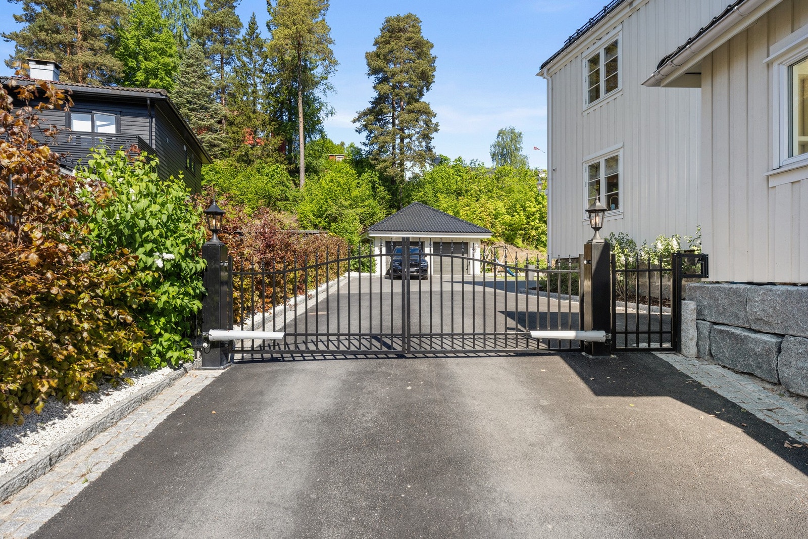 Eiendommen har en privat port. Galleribilde