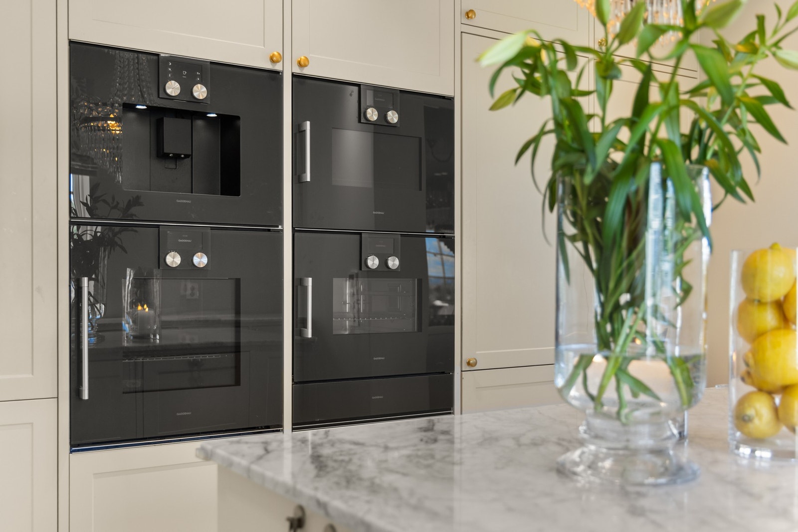 Kjøkkenet har marmor benkeplater og integrerte hvitevarer som Gaggenau stekeovn, dampovn, microovn, kaffemaskin, varmeskuff og vinskap. Galleribilde