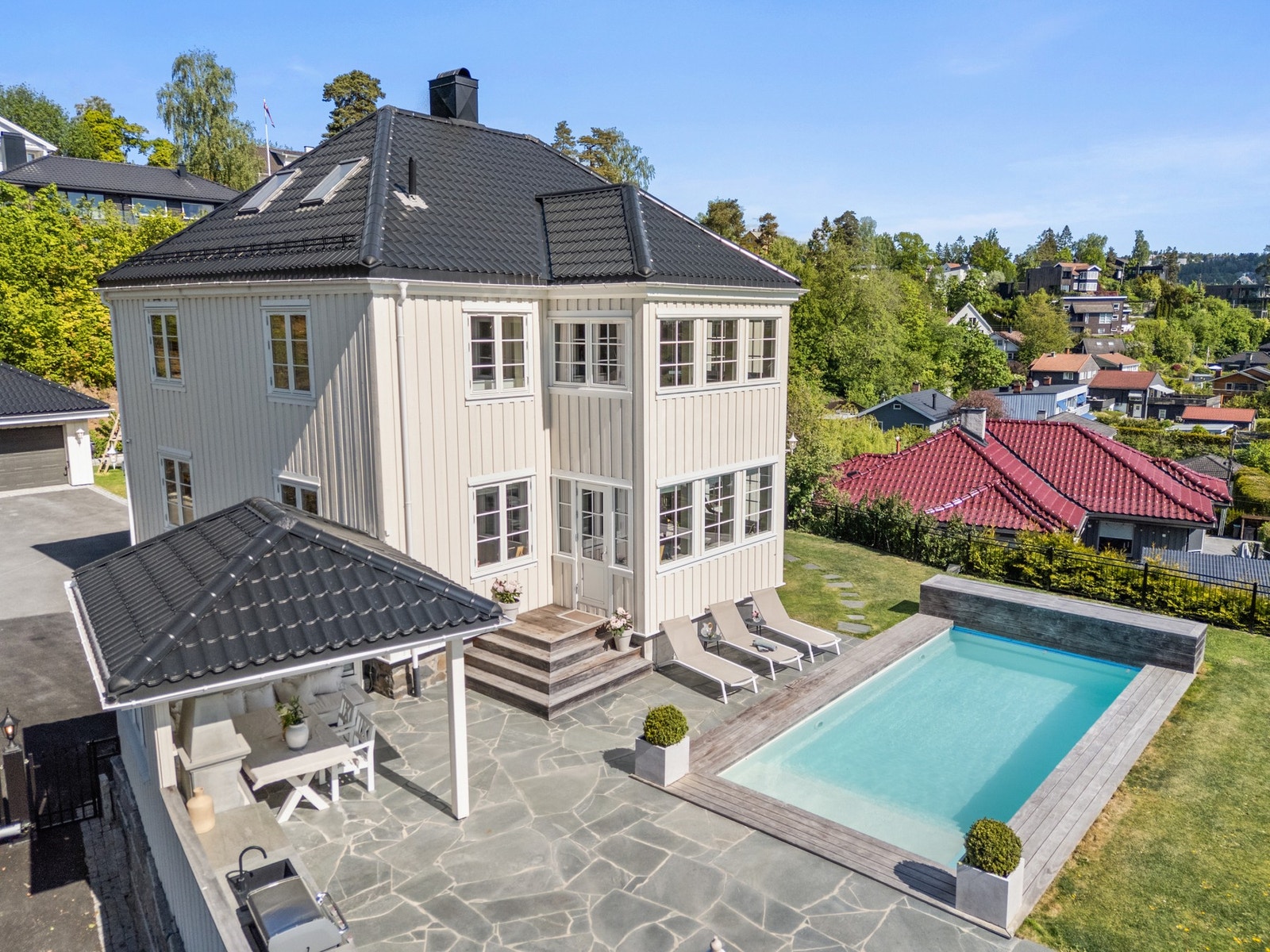Velkommen til Wedel Jarlsbergs vei 19B, presentert av eiendomsmegler Edvard Chapsang v/EIE eiendomsmegling avdeling Sandvika. Galleribilde