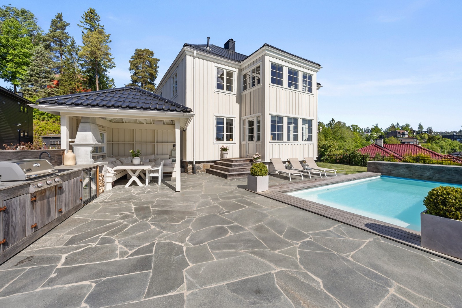 Nydelig eiendom i svært attraktivt bo-miljø. Villa som omkranses av frodige og grønne omgivelser på stor, usjenert og vakker villatomt med god utsikt. Galleribilde