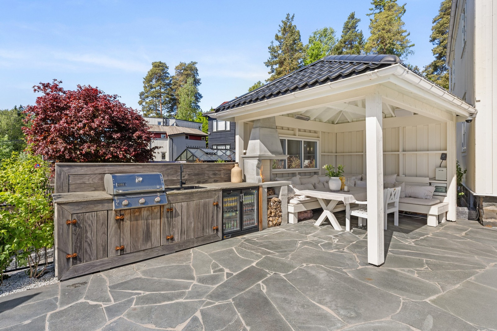 Ved svømmebassenget er det et en liten utestue med grill. Galleribilde