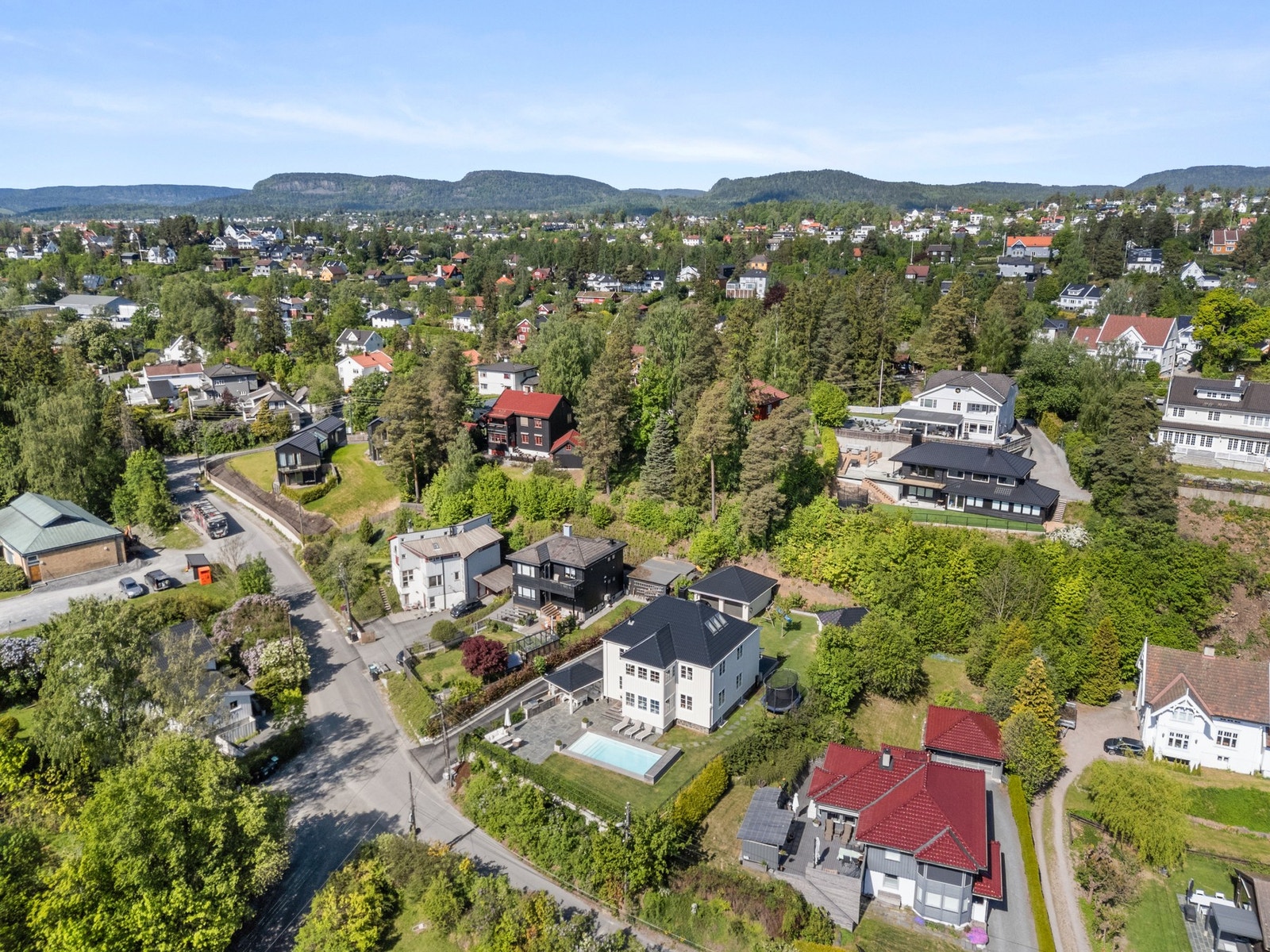 Eiendommen ligger rolig og barnevennlig til i en hyggelig, idyllisk og svært attraktiv villavei på Jar. Huset har en fin beliggenhet på den romslige tomten. Galleribilde