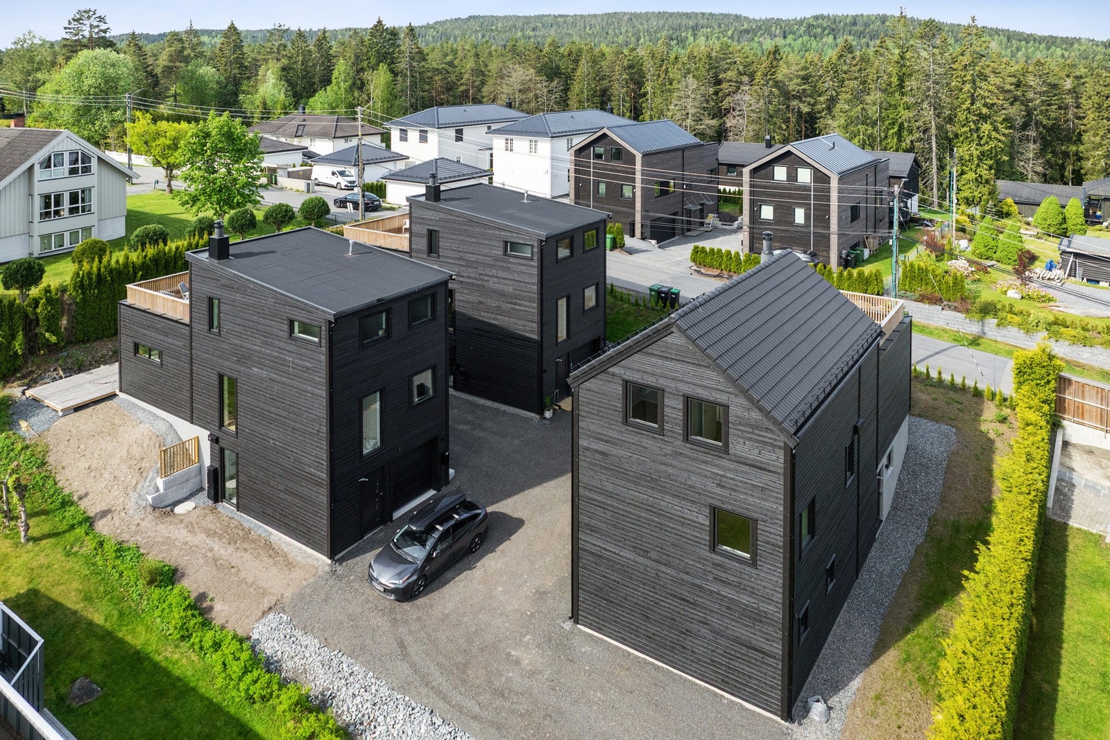 Pent hus med stor solrik takterrasse og romslig dobbelgarasje. Hovedinngang på forsiden og egen inngang til kjellerstue på baksiden. Galleribilde