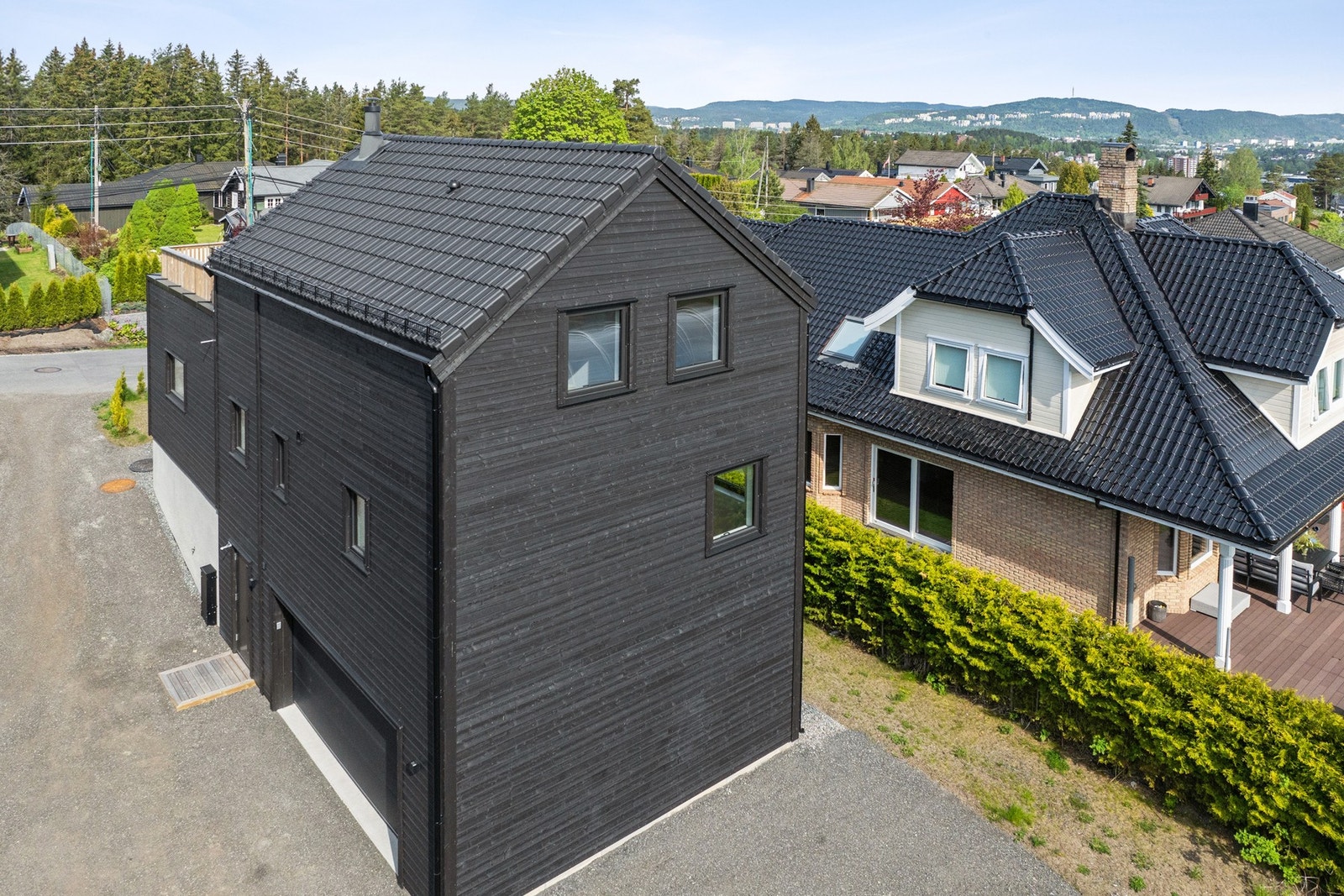 Det er to innganger i 1.etg. en på hver side av huset. Galleribilde