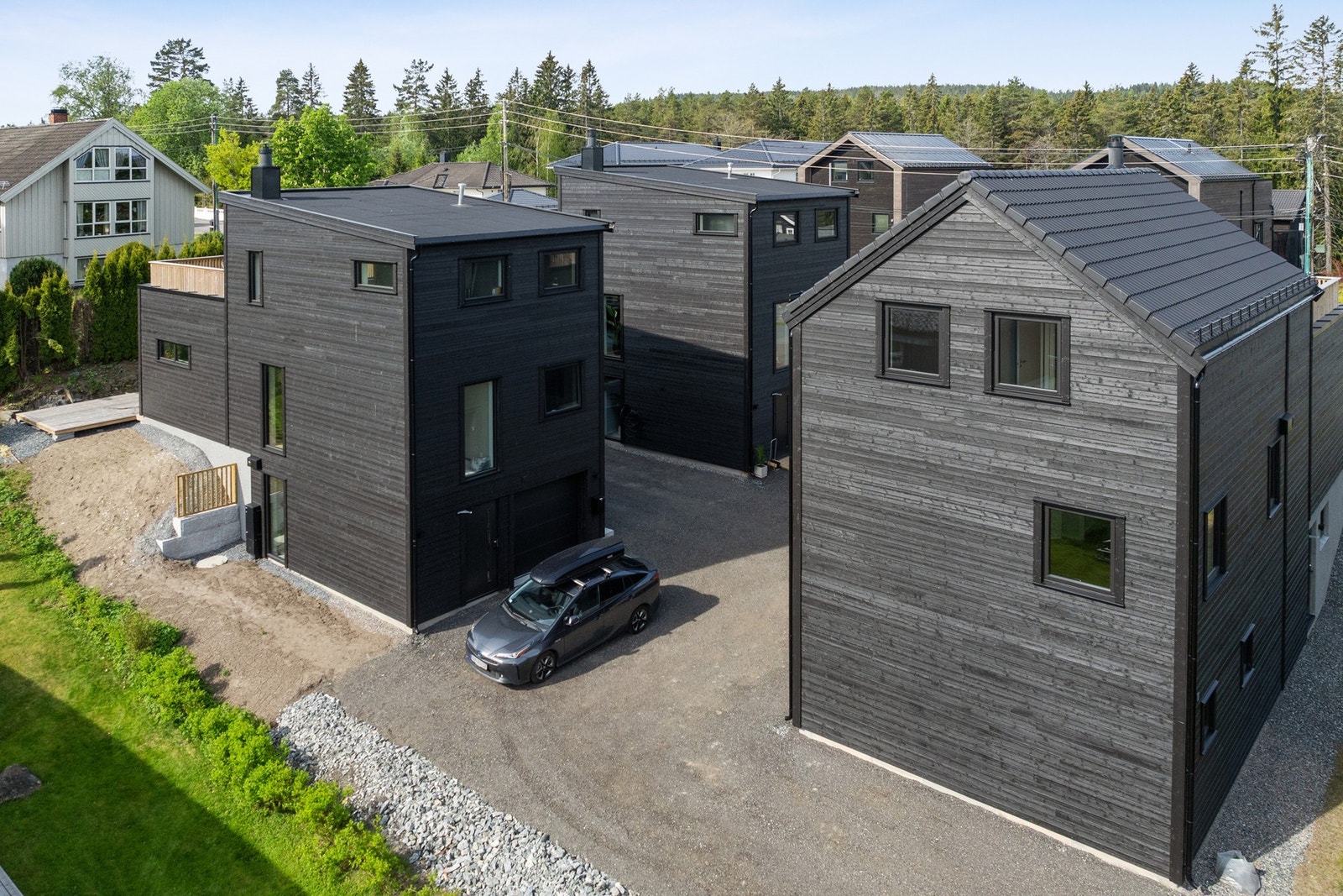 2 av 3 hus er solgt. Sameiet har felles tomt, men det er regulert hvilke uteområder som hører til de forskjellige husene i vedtektene. Galleribilde