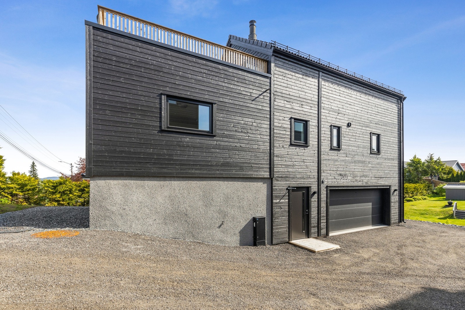 Eiendommen ligger fint og luftig til i forhold til nabobebyggelsen med en usjenert, solrik beliggenhet i en rolig og trivelig gate. Galleribilde