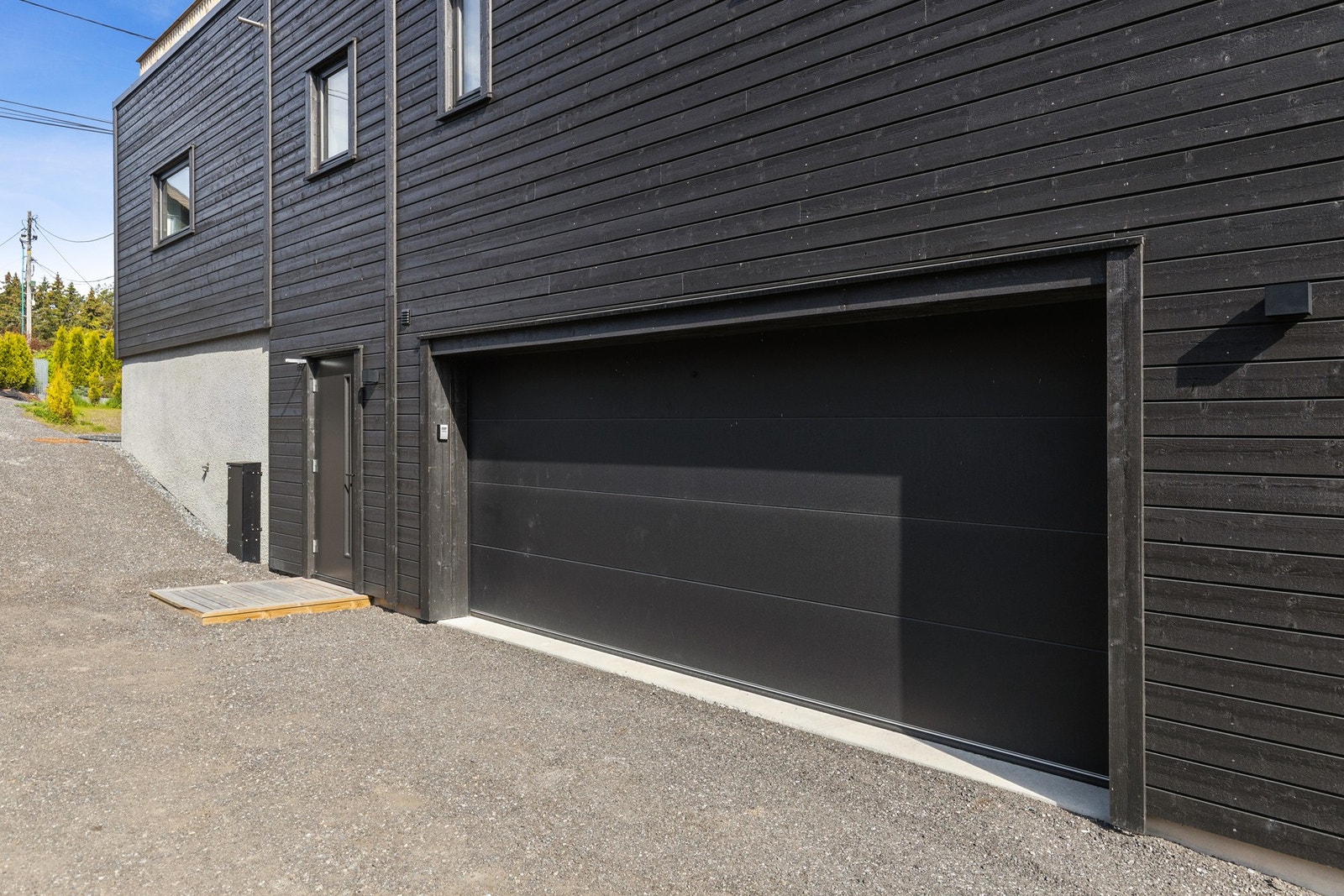 Stor dobbelgarasje med elektrisk port. Galleribilde