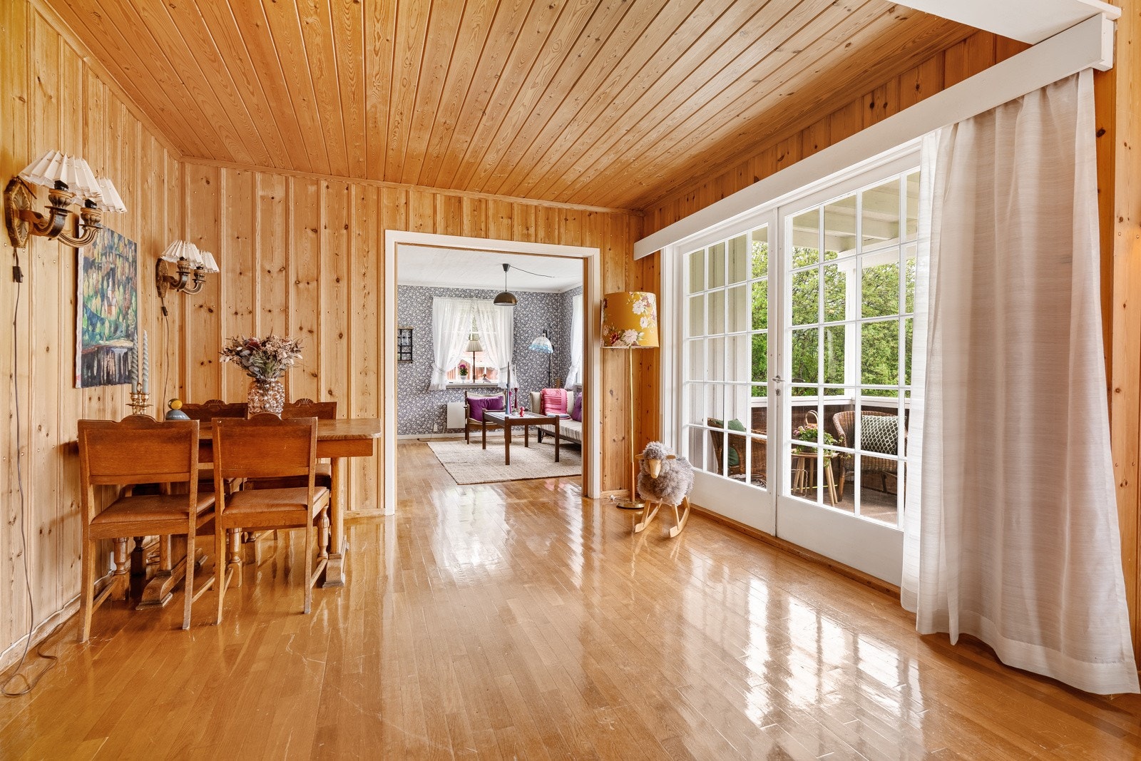 Forstue med utgang til veranda og hage Galleribilde