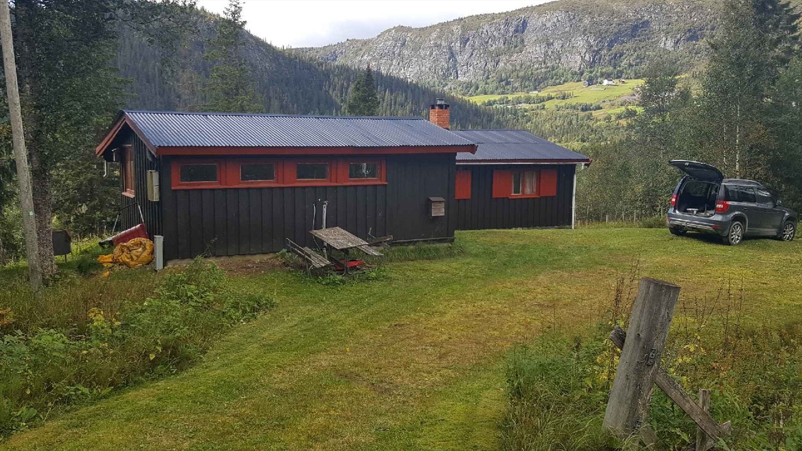 Selger sommer bilde fra 2023. Nymalt tak. Galleribilde