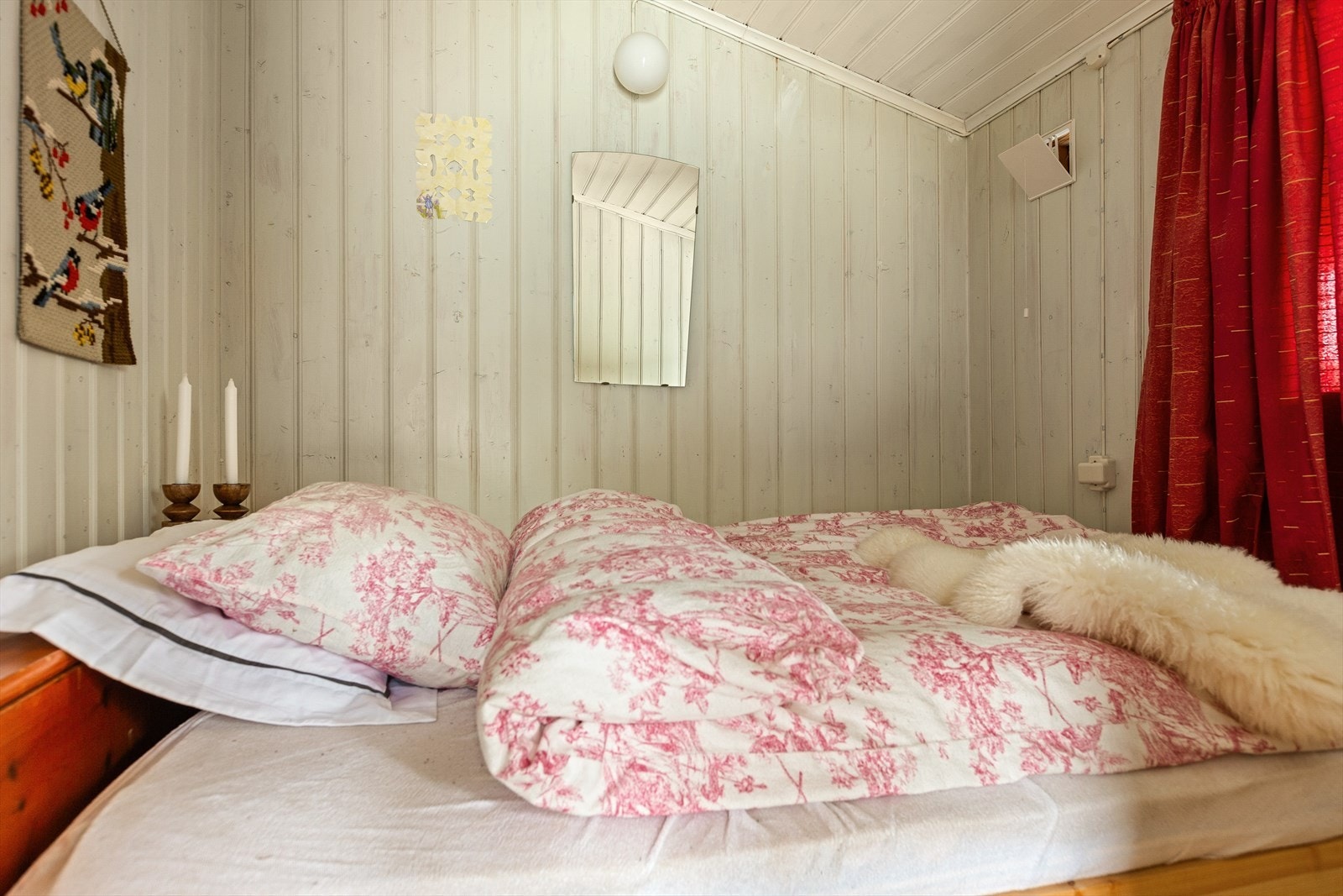 Soverom i anneks innredet med plassbygd seng, Galleribilde