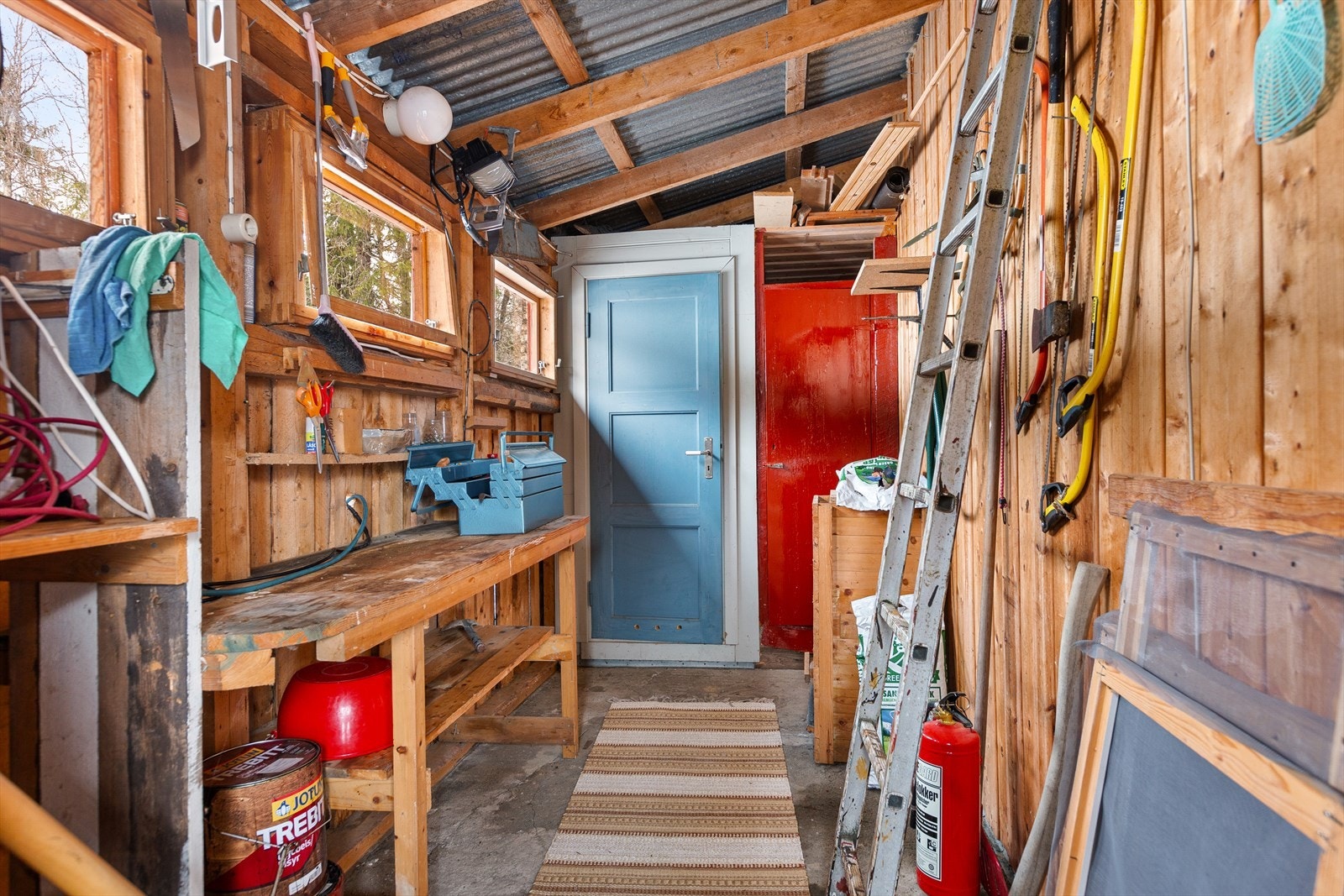 Frittliggende bygg, kombinert anneks/rom for varig opphold samt uthus/lager og bodrom. To soverom, bod, og rom for biodo. Galleribilde