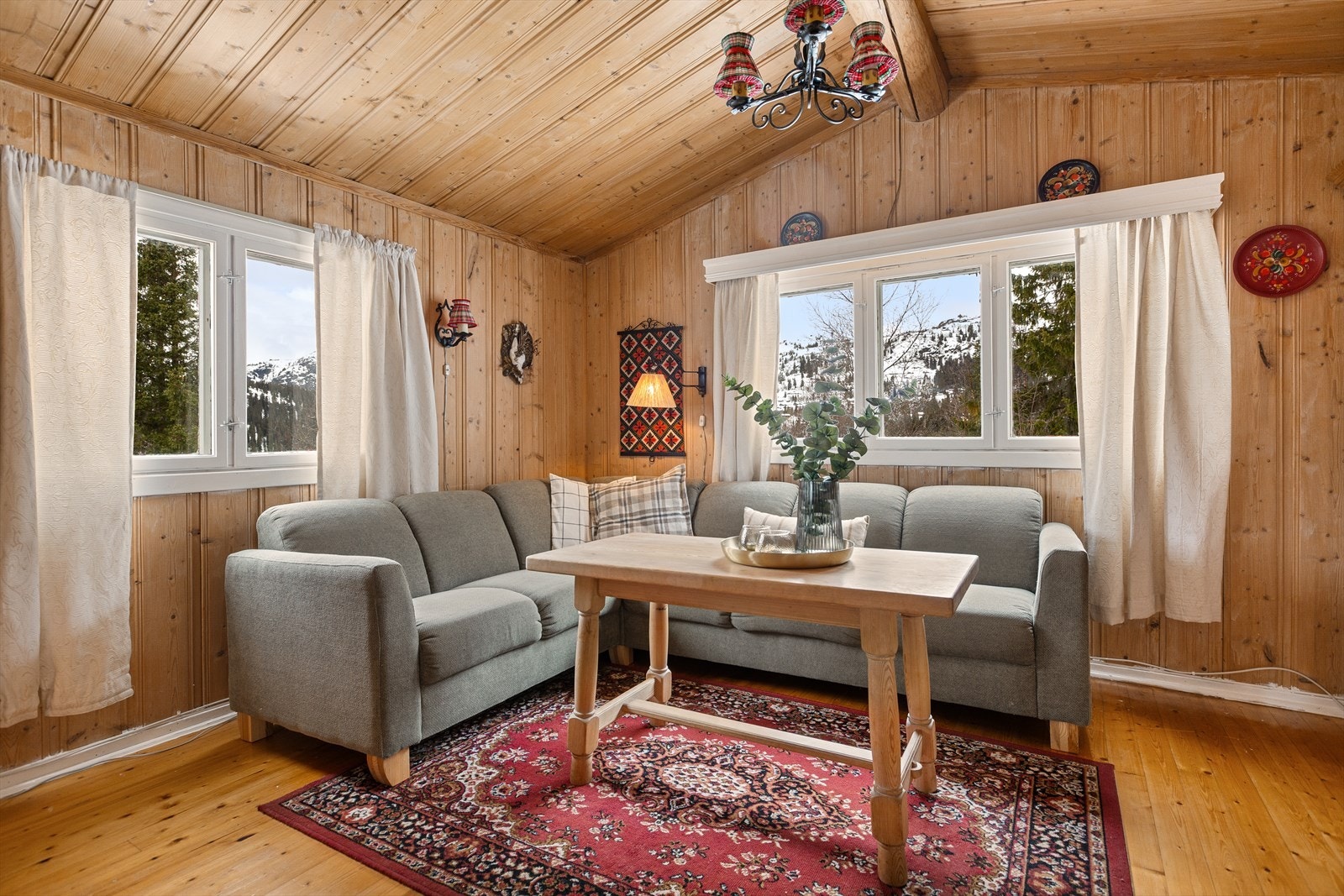 Flere vindusflater slipper inn godt med naturlig lys. Galleribilde