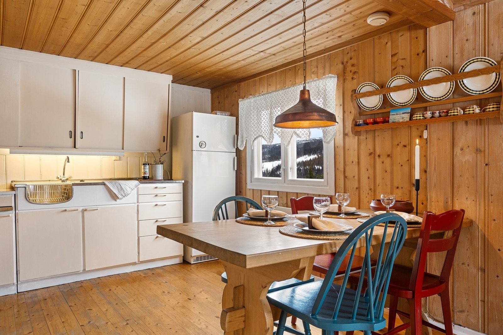 Frittstående hvitevarer som komfyr og kjøleskap. Galleribilde