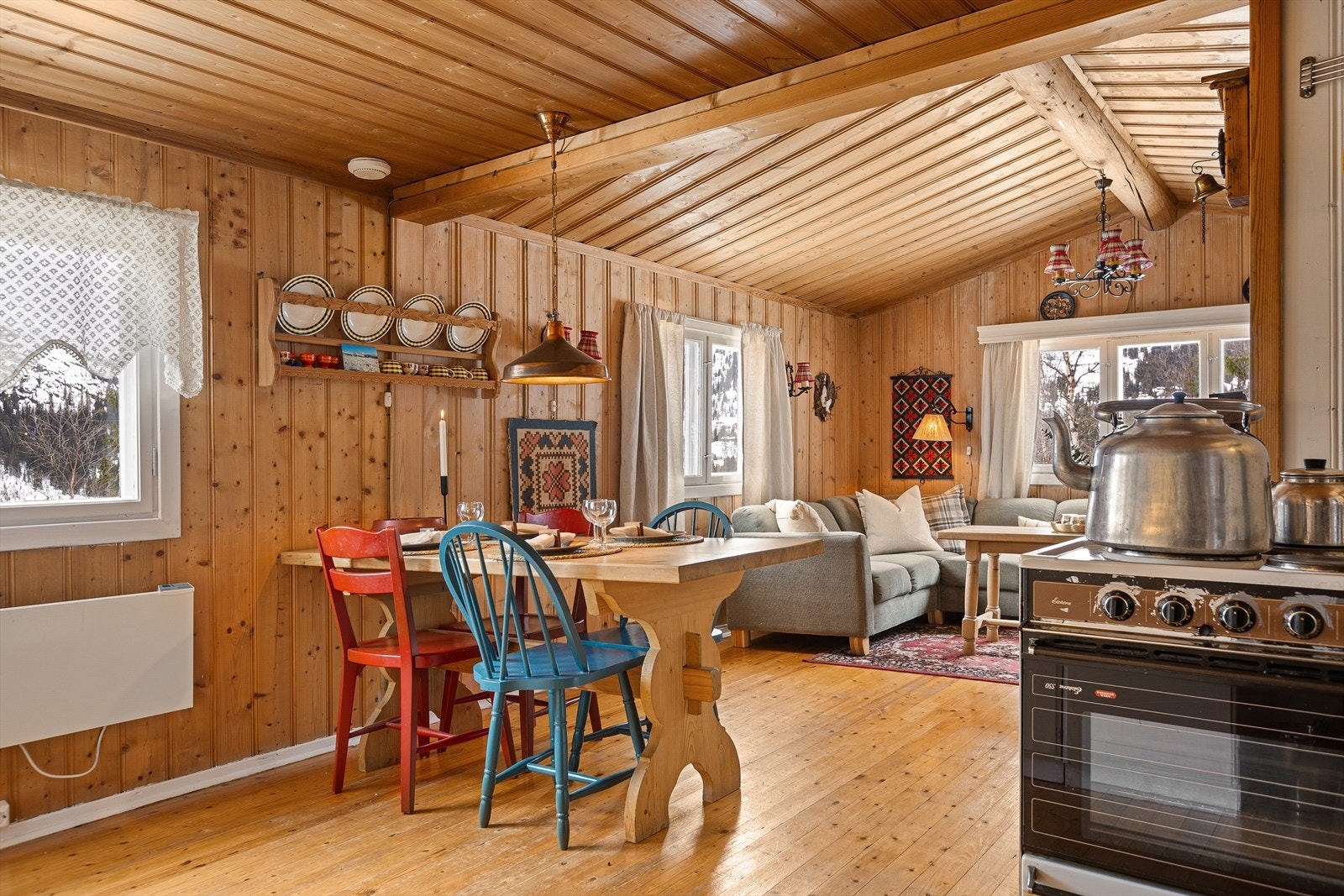 Kjøkken i en åpen løsning til stue. Galleribilde