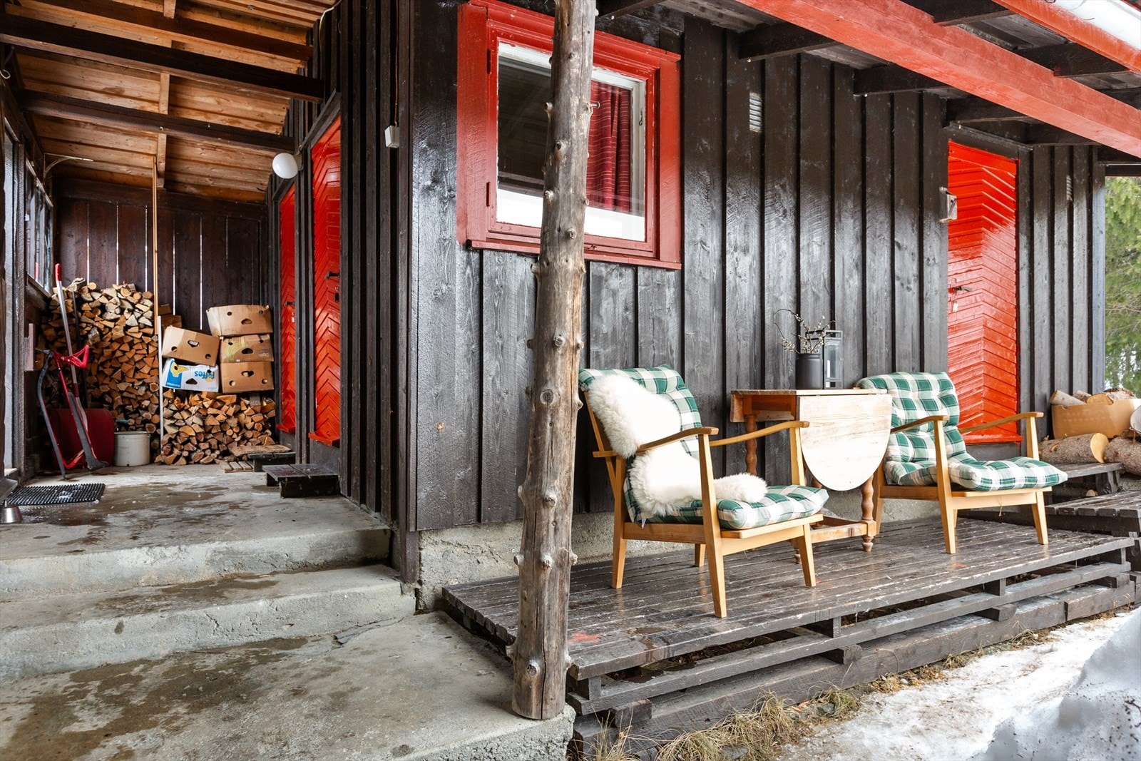 Beliggende usjenert og åpen til på egen "stølvoll i terrenget". Galleribilde