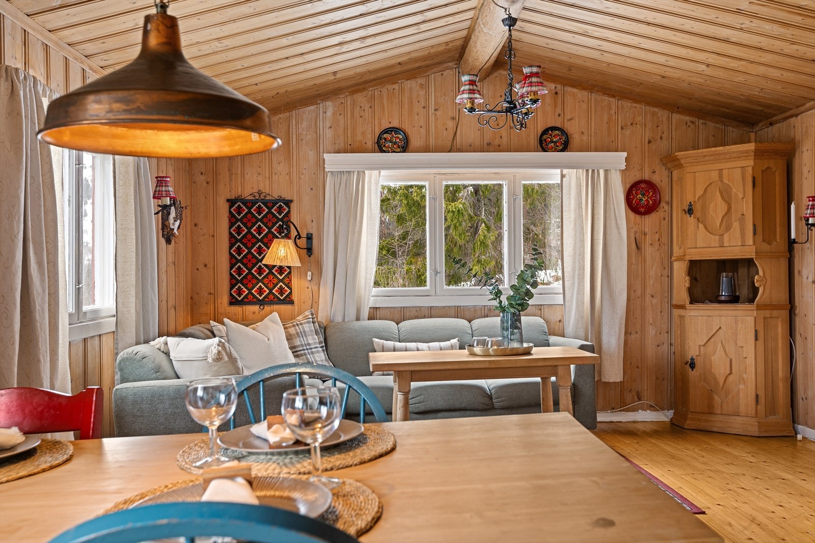 Lakkerte tregulv samt trepaneler til vegger og himling. Galleribilde