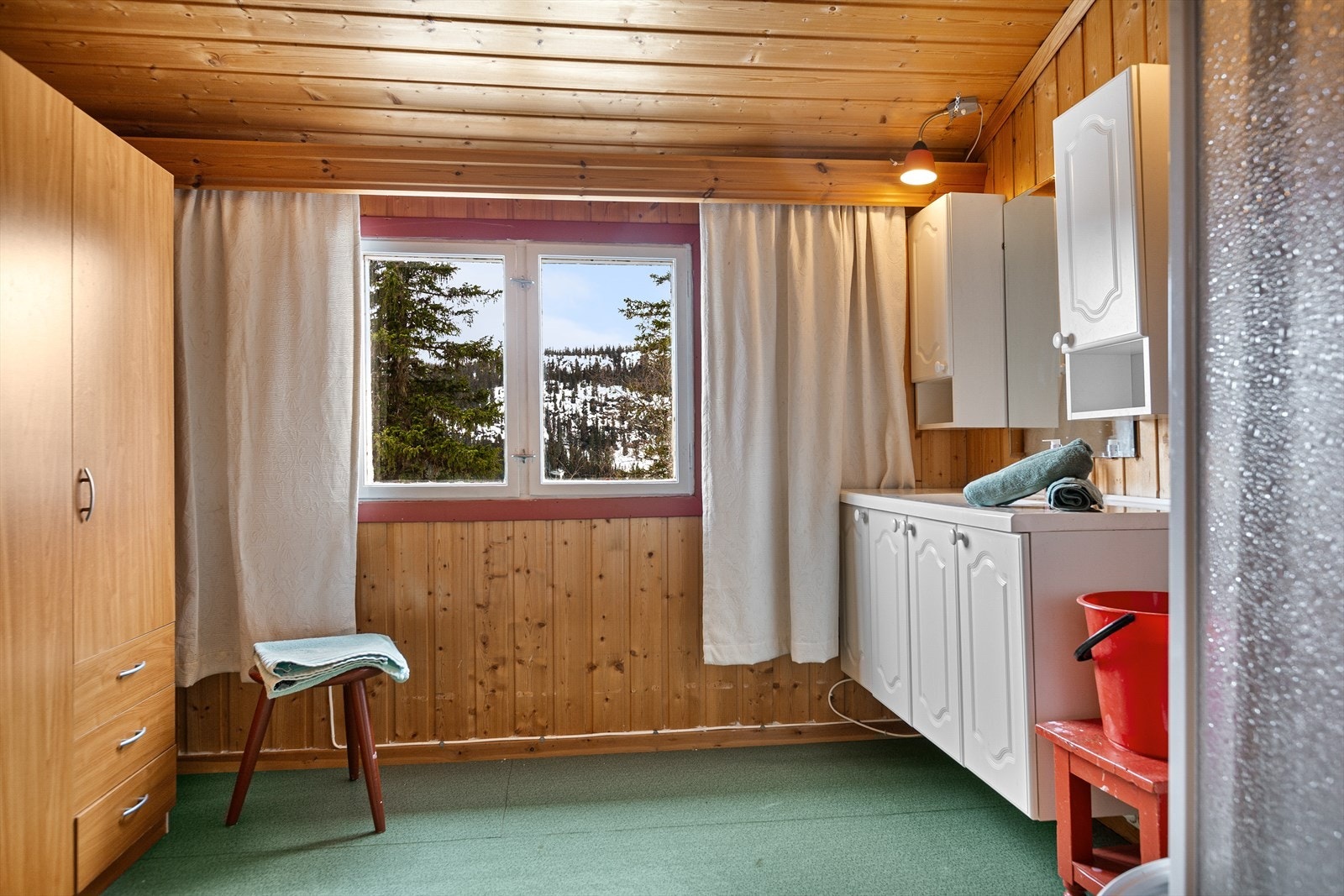 Vaskerom i tilbygd del med belegg tiol gulv og trepaneler til vegger og i himlinger. Galleribilde