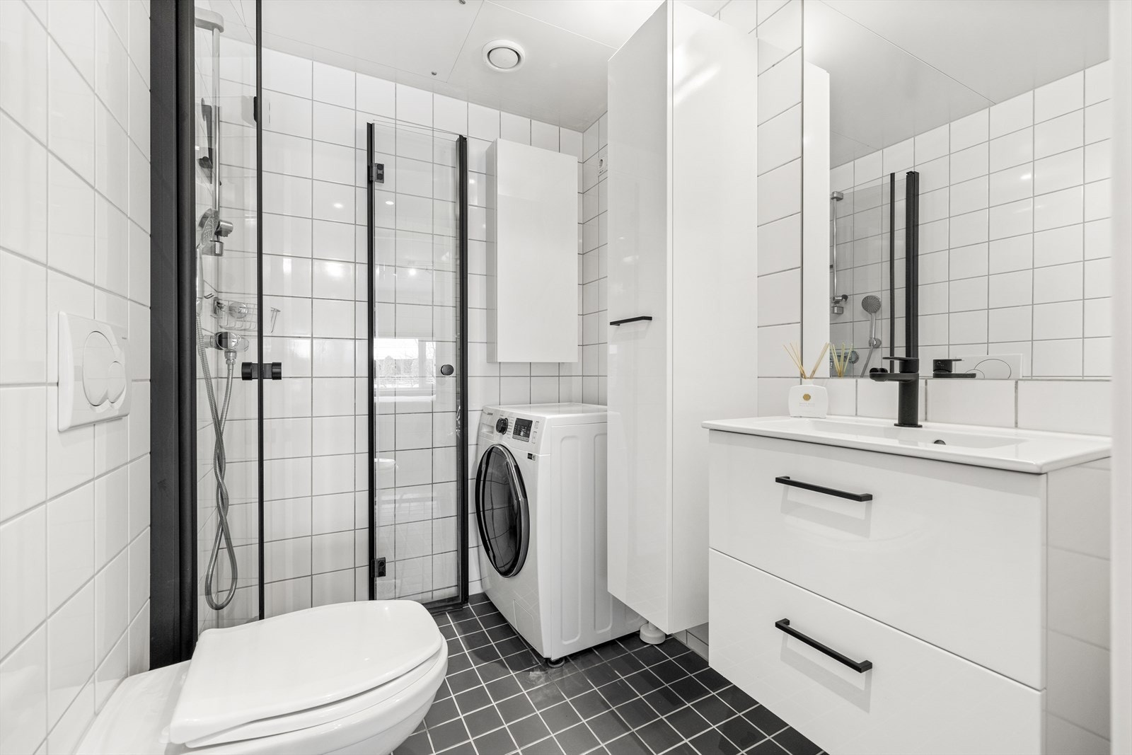 Badet fremstår som delikat og velholdt, med flislagte overflater, gulvvarme og downlights. Det er nylig oppgradert med nytt baderomsmøbel og dusjdører, og rommet har ellers vegghengt toalett og opplegg for vaskemaskin. Galleribilde