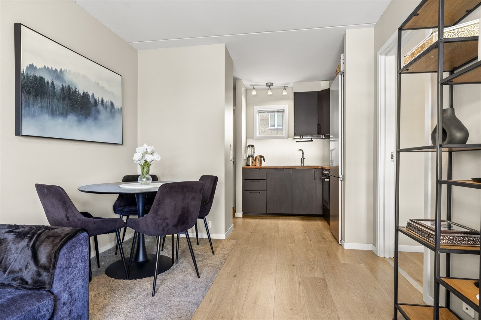 Den åpne kjøkkenløsningen er perfekt for deg som er sosial, og liker å ha middagsgjester. Galleribilde