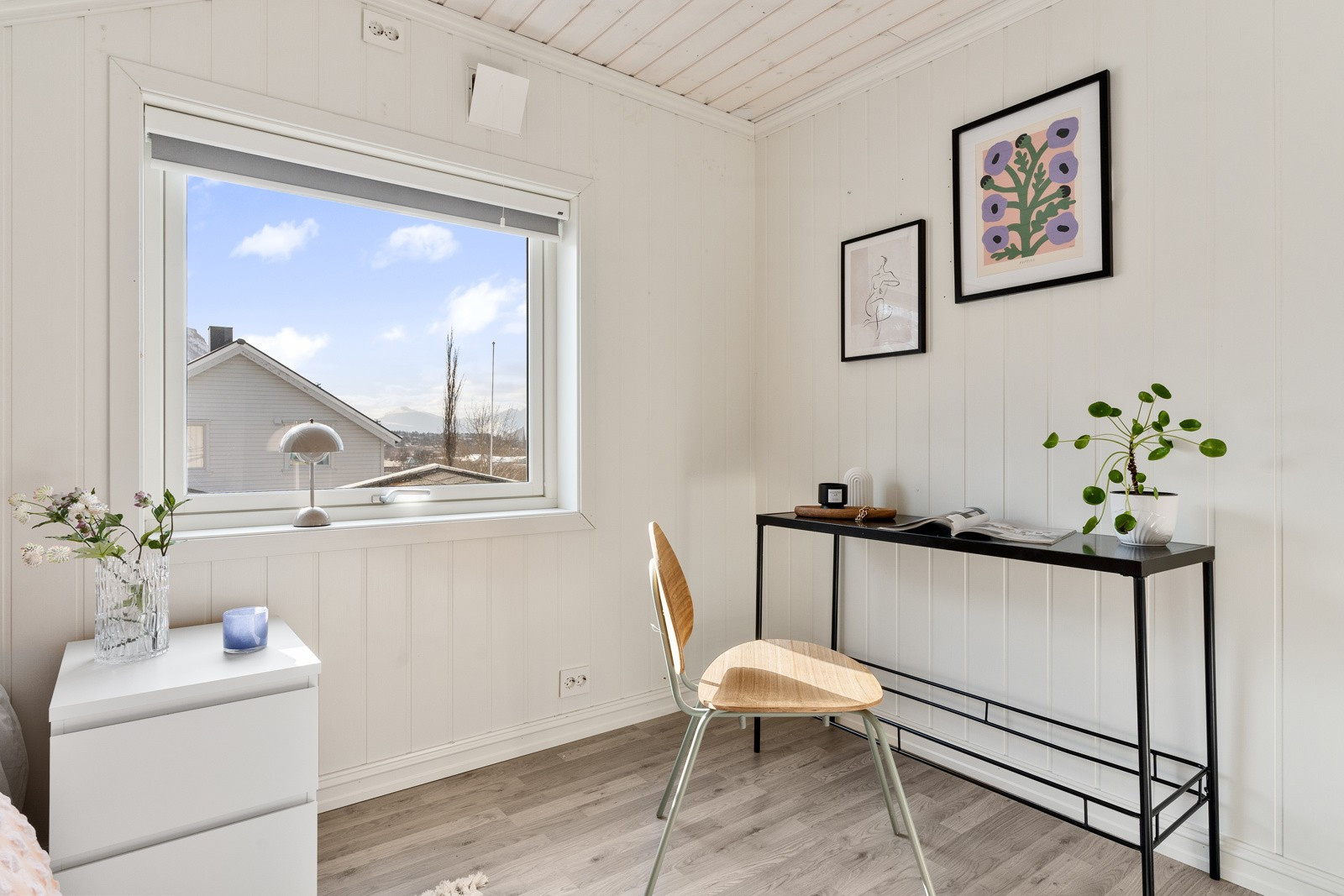 På soverom 3 har du plass til skrivebord.