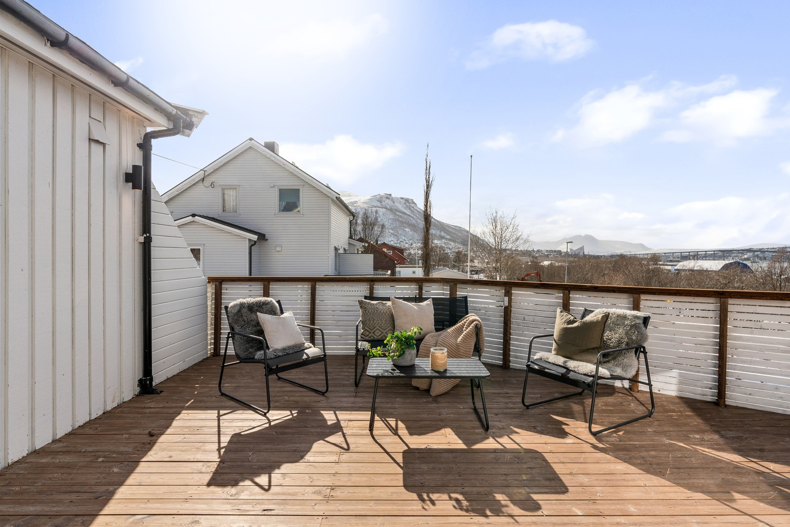 Stor veranda med god plass til utemøbler og grill.