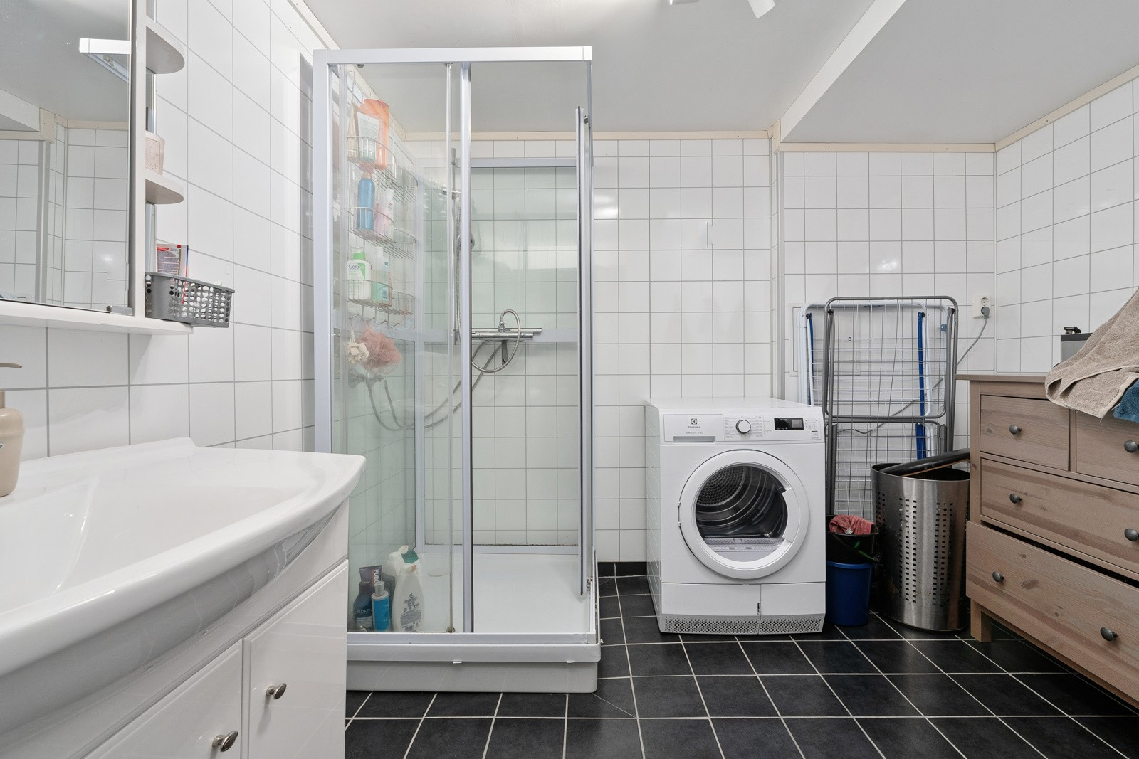 Badet i sokkeletasjen er romslig med opplegg til vaskemaskin.