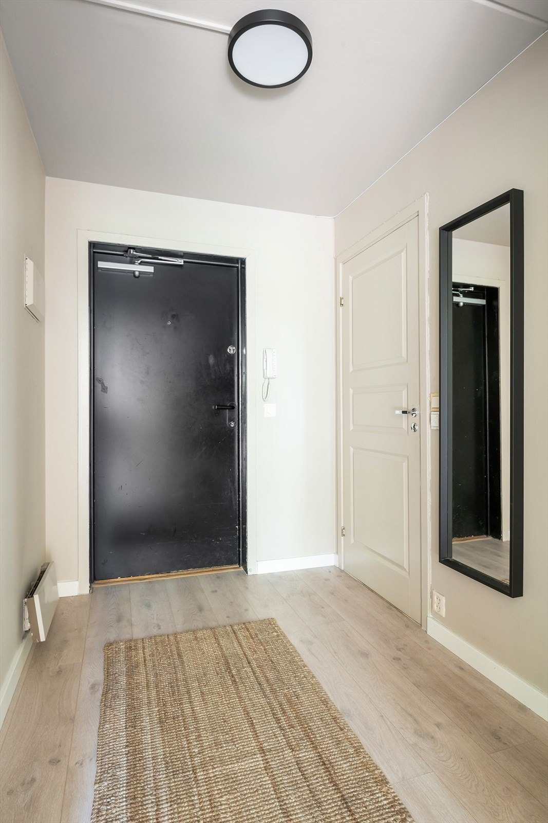 Entré utstyrt med dørcalling og sikringsskap. Nytt callinganlegg 2017 Galleribilde