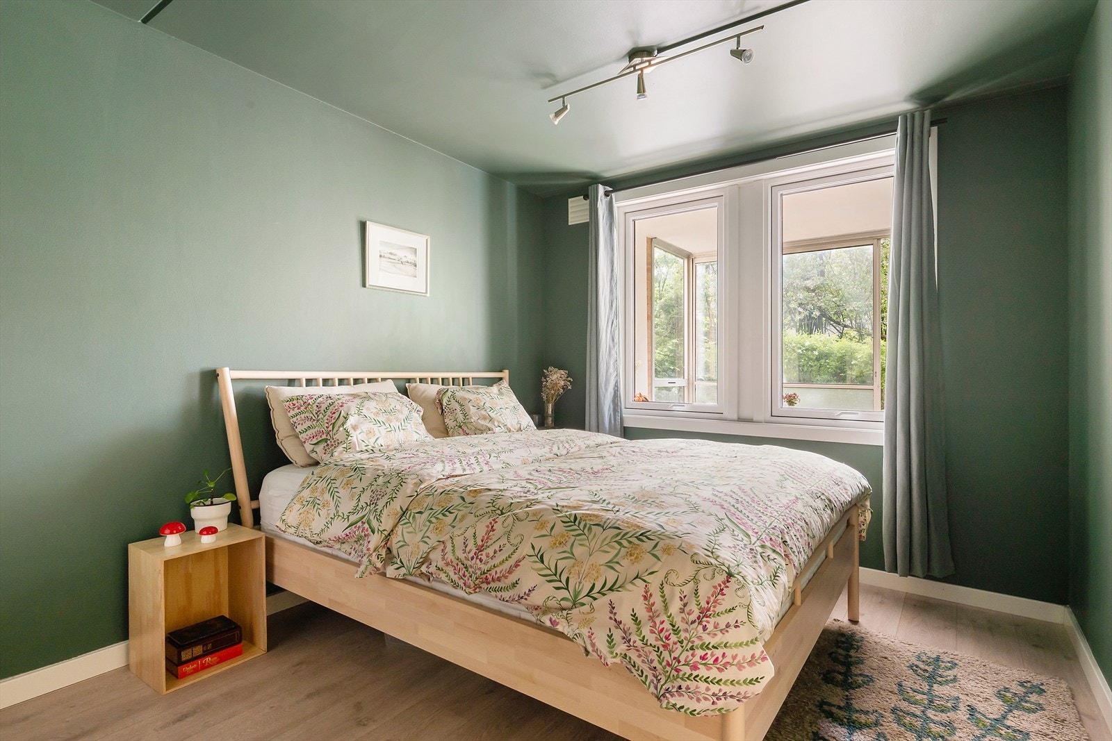 Stort soverom med inngang fra stue. Soverommet har walk-in closet og god plass til stor dobbeltseng Galleribilde