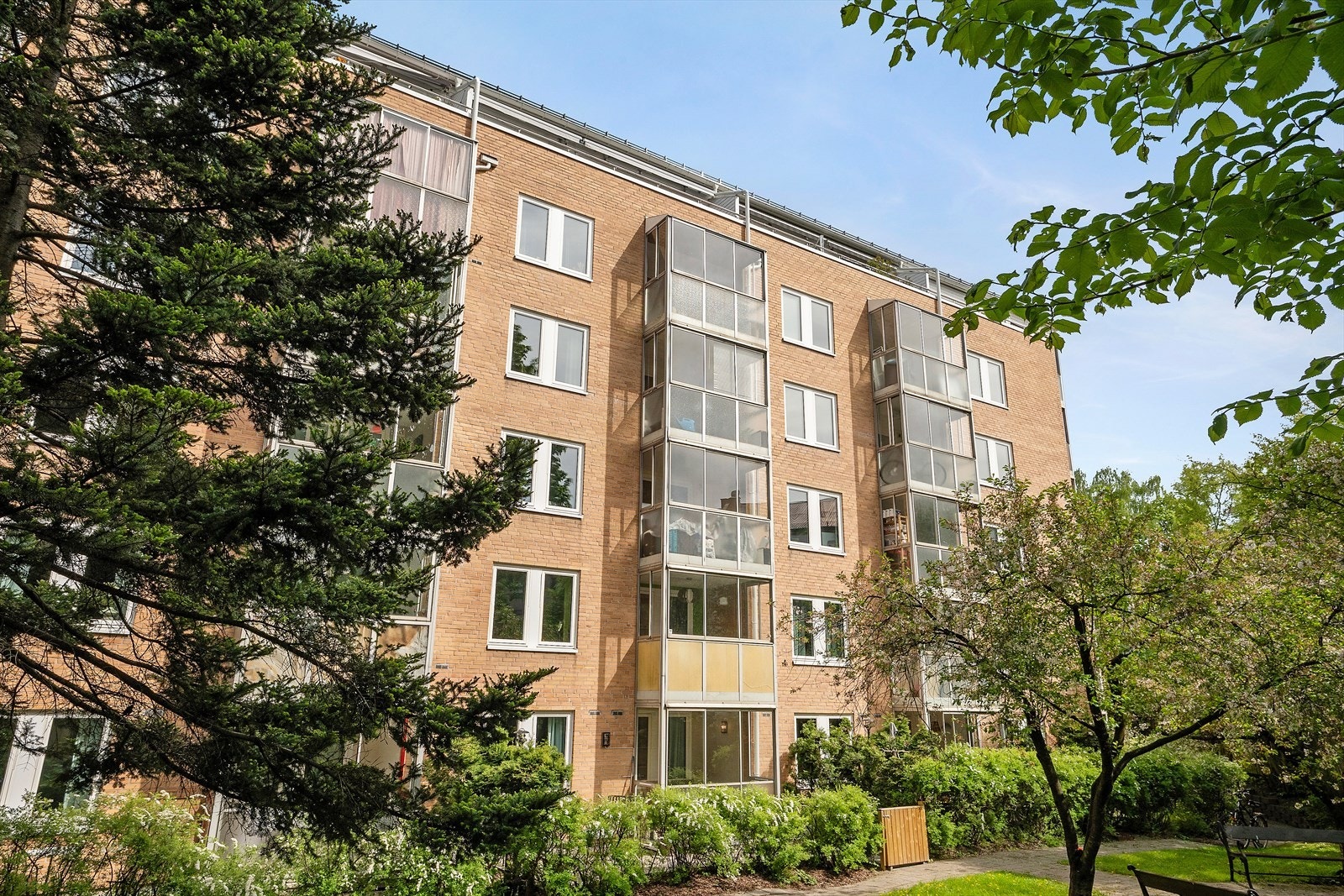 Meget skjermet i 1. etasje ut mot felleshage som igjen er avskjermet fra gaten med gjerde/port Galleribilde