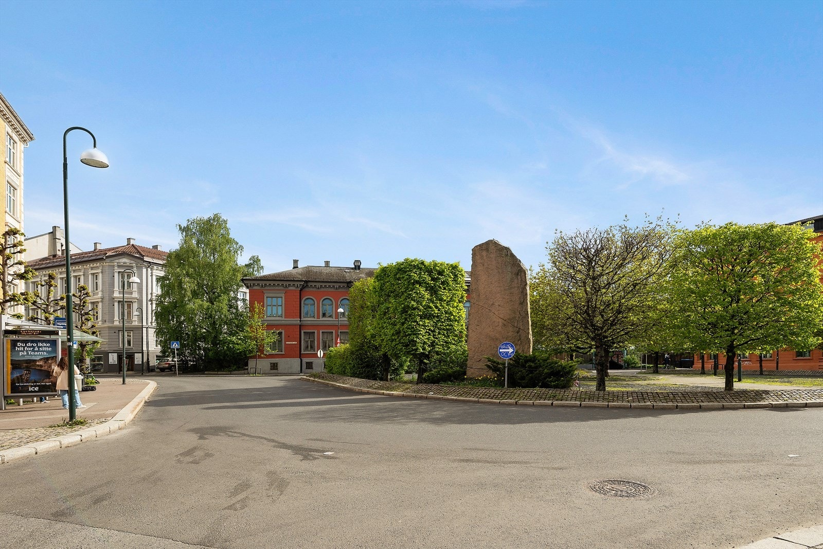 100 meter til Harald Hårdrådes plass. Her stopper 37-bussen som går hele døgnet Galleribilde