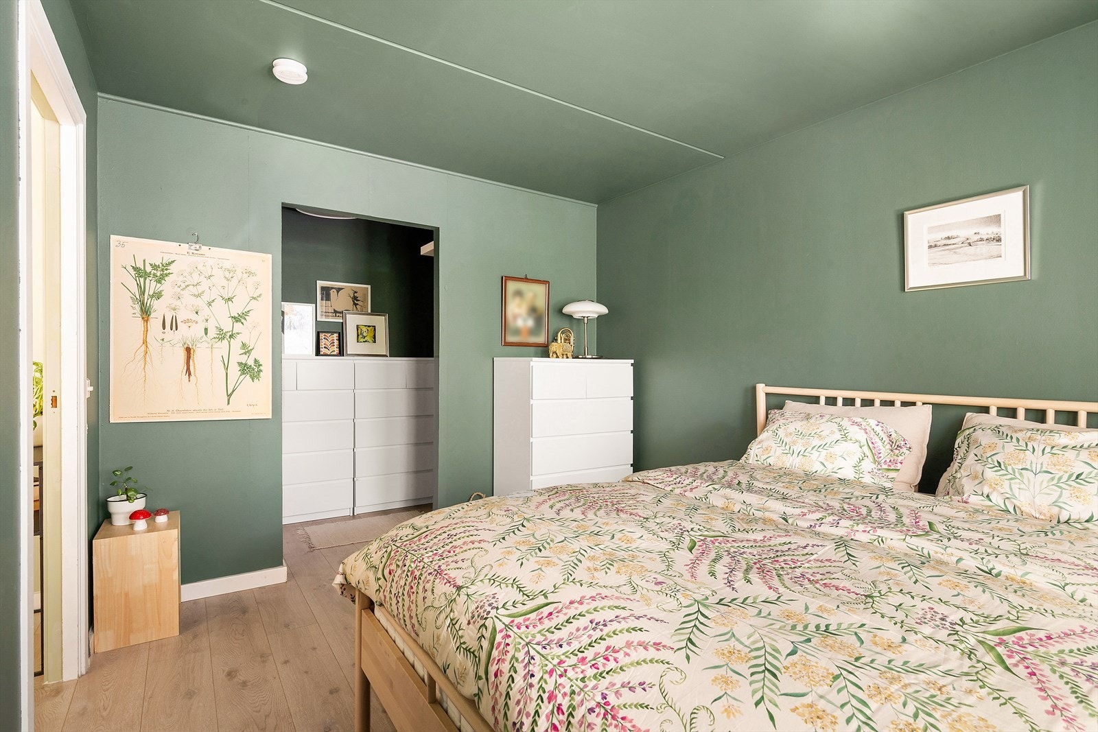 I tillegg til walk-in closet er det god plass til ytterligere garderobe i selve soverommet Galleribilde