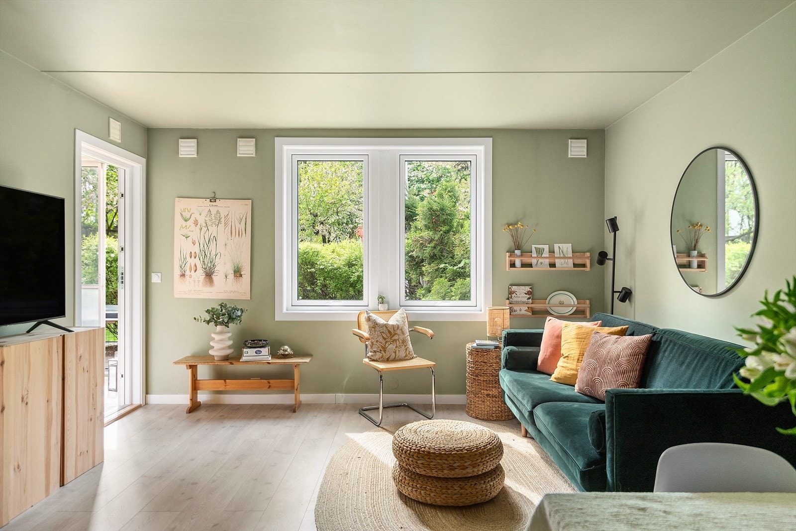 Stue har vinduer på to kanter som gjør den ekstra lys og trivelig Galleribilde