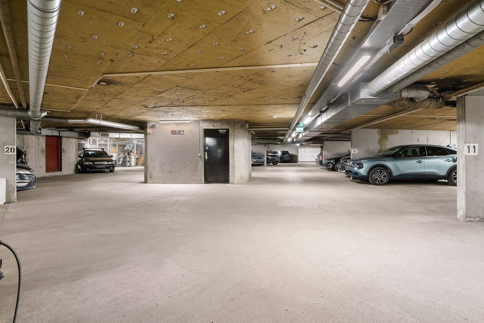 Leiligheten disponerer ikke egen parkeringsplass, men det er stadig muligheter for leie/kjøp av plass. Det er heis til garasje og boder Galleribilde