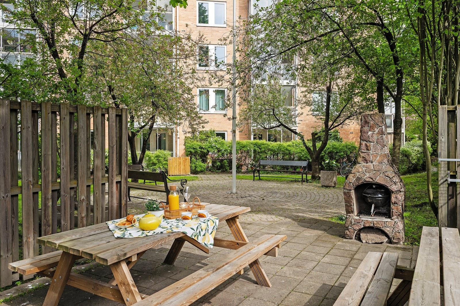 Hyggelig, skjermet felles bakgård med sittegrupper, utegrill og fine grøntarealer Galleribilde