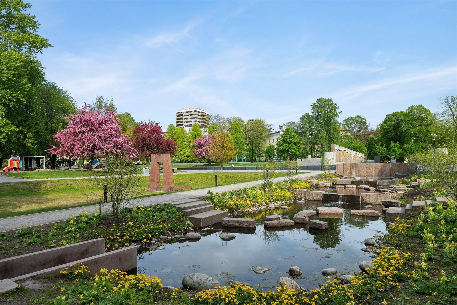 Klosterenga rett ved med lekeplass, grøntarealer, skulpturpark og kunstgressbane. Galleribilde
