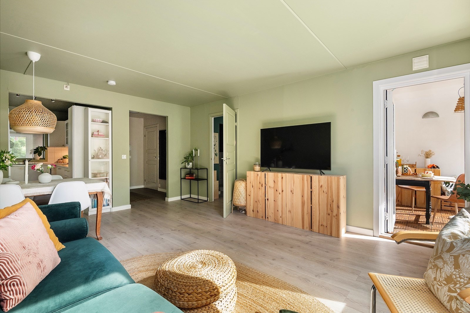 Pene, malte overflater og enstavs laminat på gulv Galleribilde