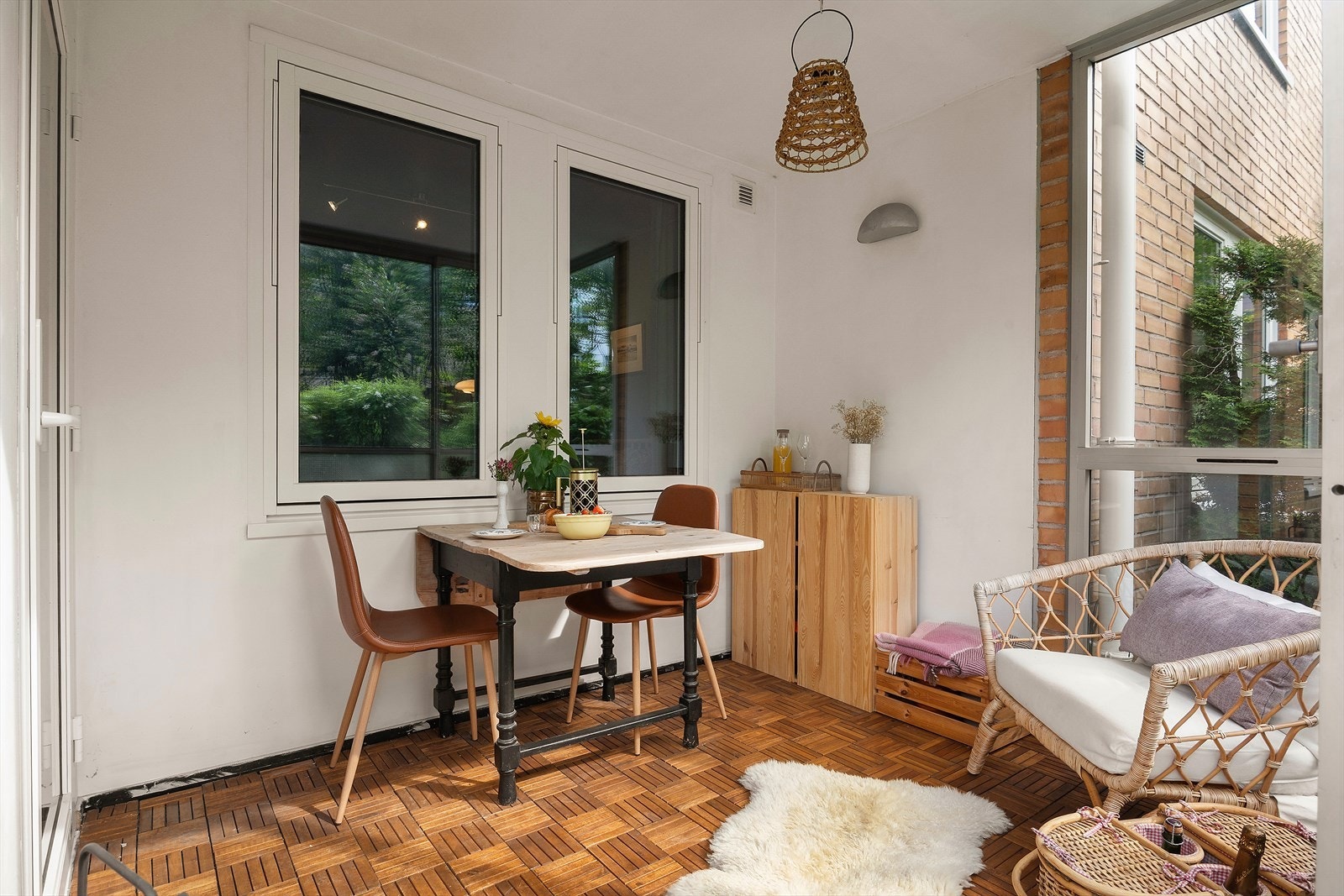 Fra stue er det utgang til innglasset vinterhage på ca. 6 kvm. Plass spiseplass og utemøbler Galleribilde